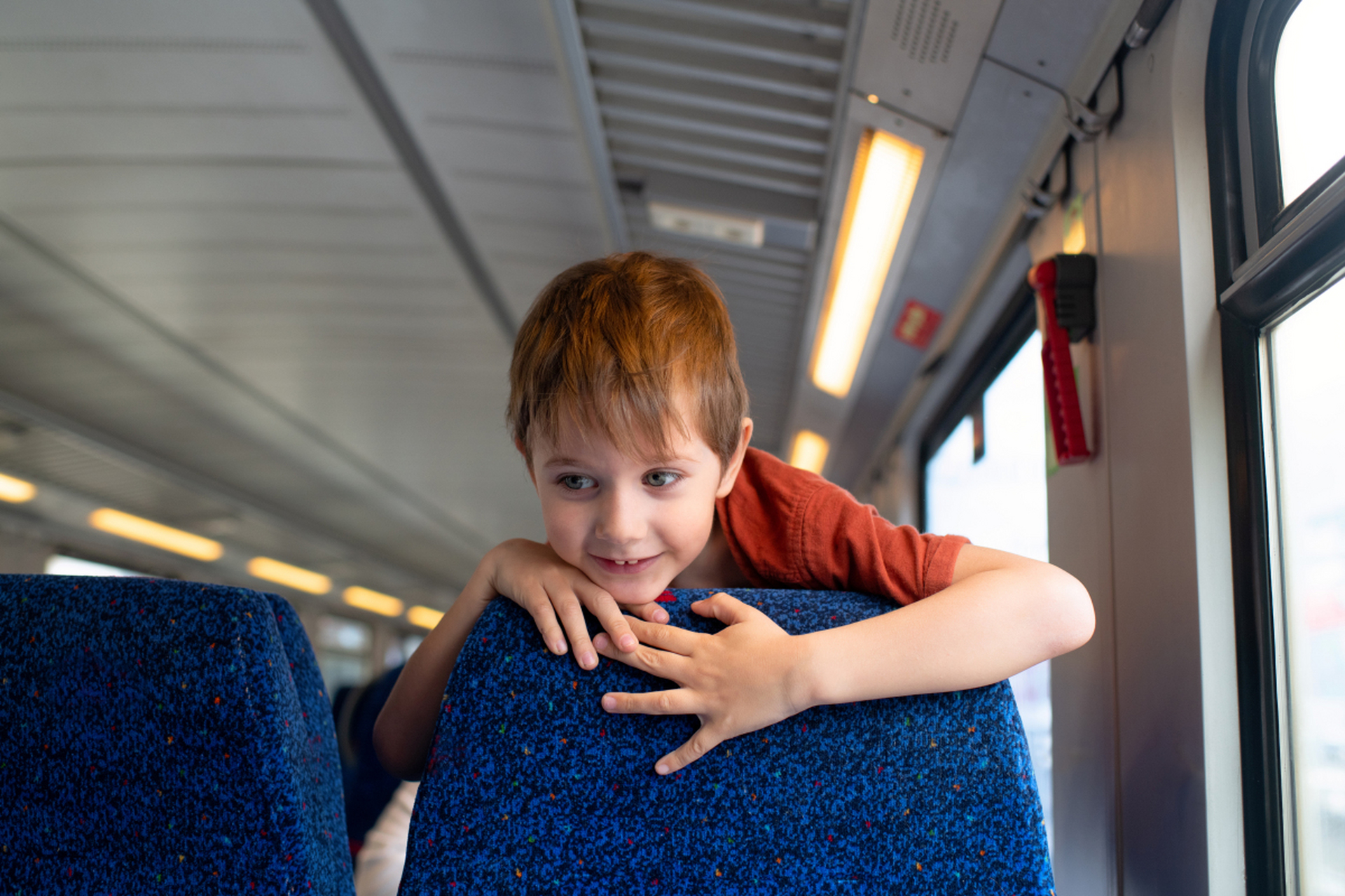 俩小姑娘在车厢内狂奔尖叫,用脚踢小桌板,妈妈也不管不问,任由孩子们