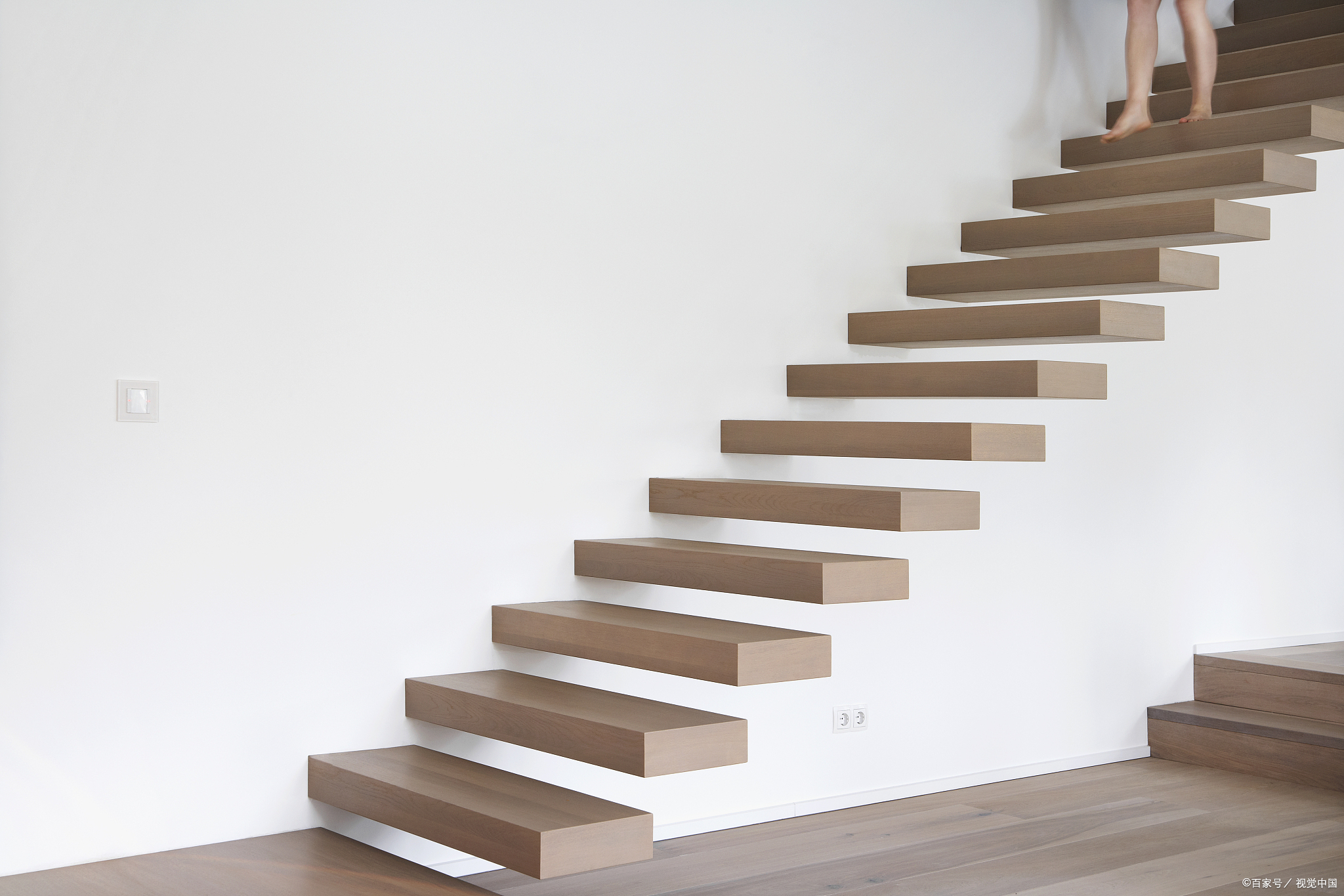 楼梯颜色的选择应该与家庭的整体装修风格相协调,并且考虑到颜色的