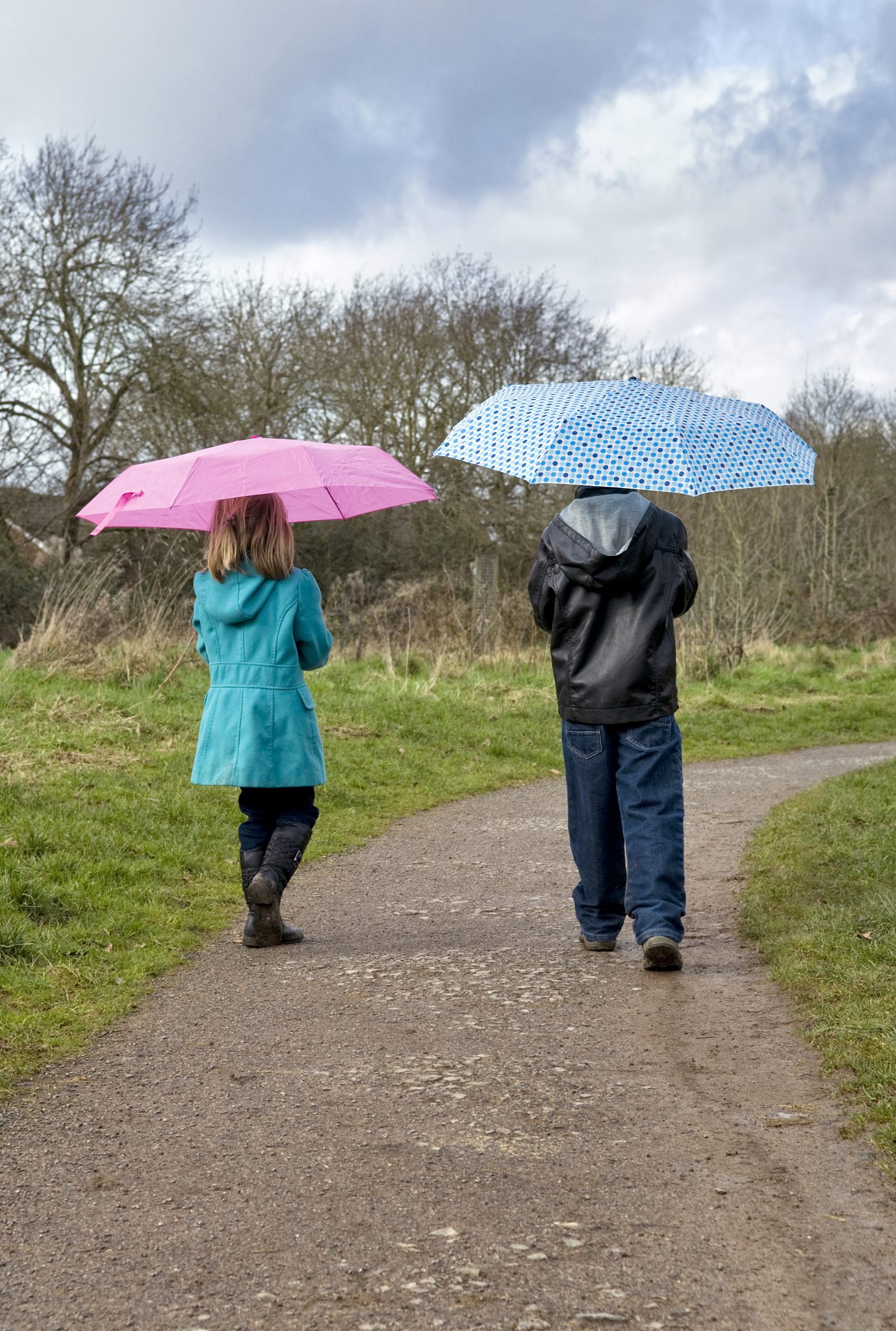 近日,101岁的王家华爷爷冒雨为55岁孙子送伞的视频走红网络,让我们