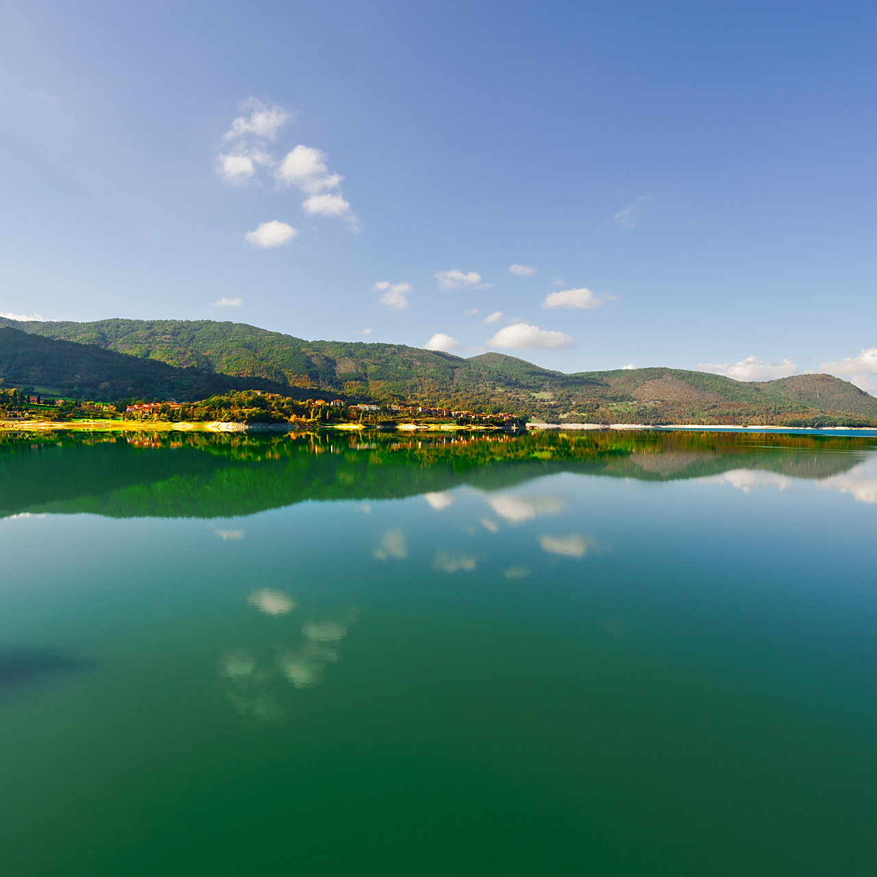 旅行中的治愈日常# 洱源西湖风景区位于大理白族自治州洱源县右所