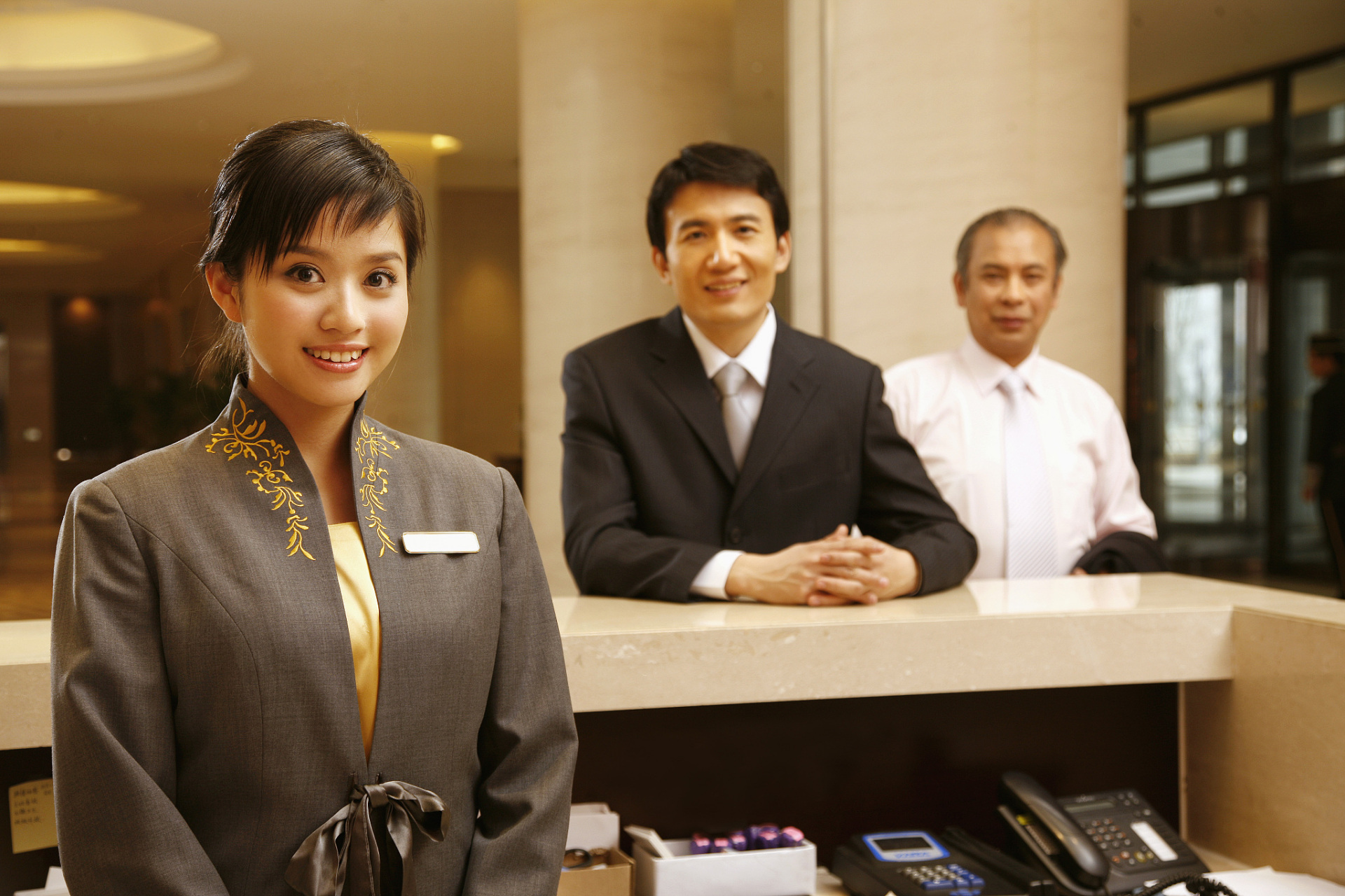 我本是酒店服务员,因帮46岁纺织厂女老板打跑负心老公,工资从6000涨到