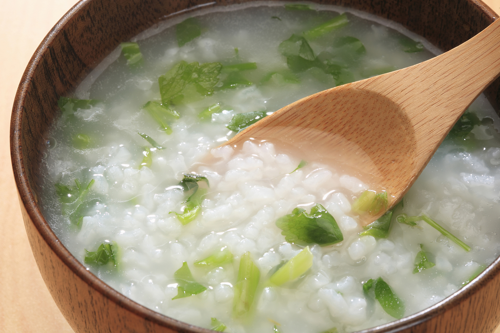 清明节习俗#   吃清明粥:吃清明粥也是传统的习俗之一,清明节期间