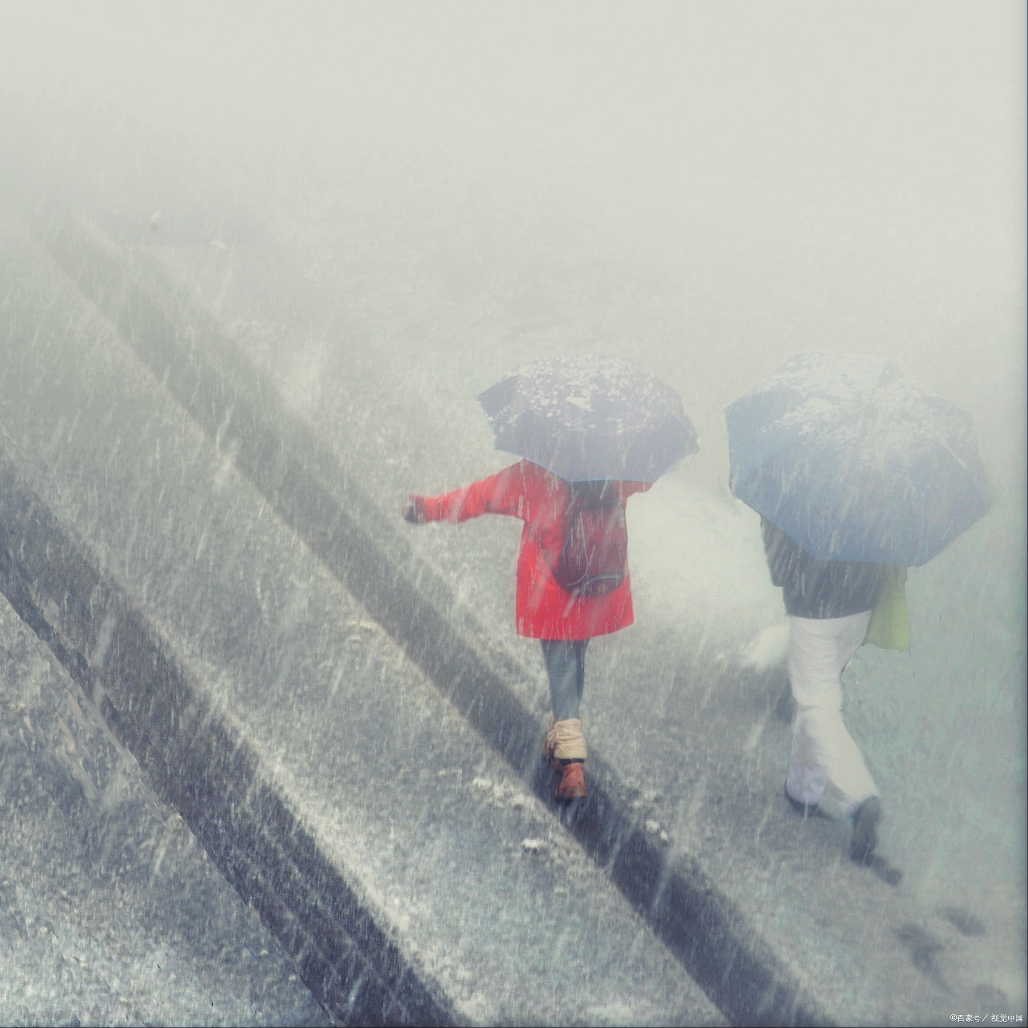 在风雨交加的日子里,他们的陪伴和鼓励,如同温暖的阳光,穿透云层,照亮