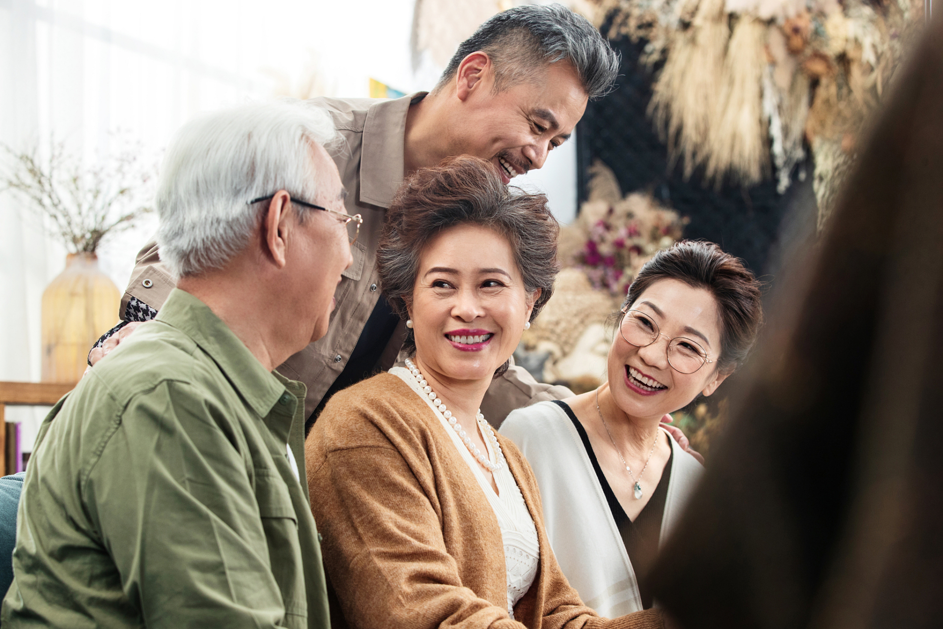 老年时期社交圈子变动较少,应谨慎对待朋友,避免与四种人见面:不太