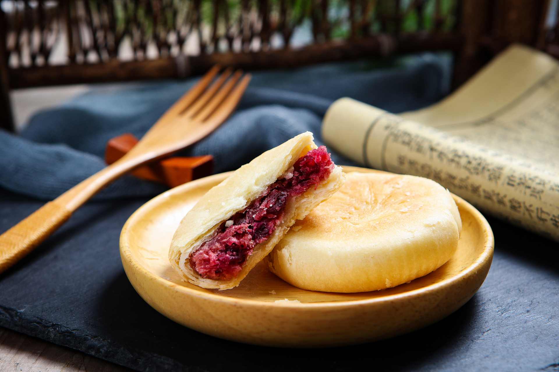 鲜花饼口感酥脆,香气四溢,更有美容养