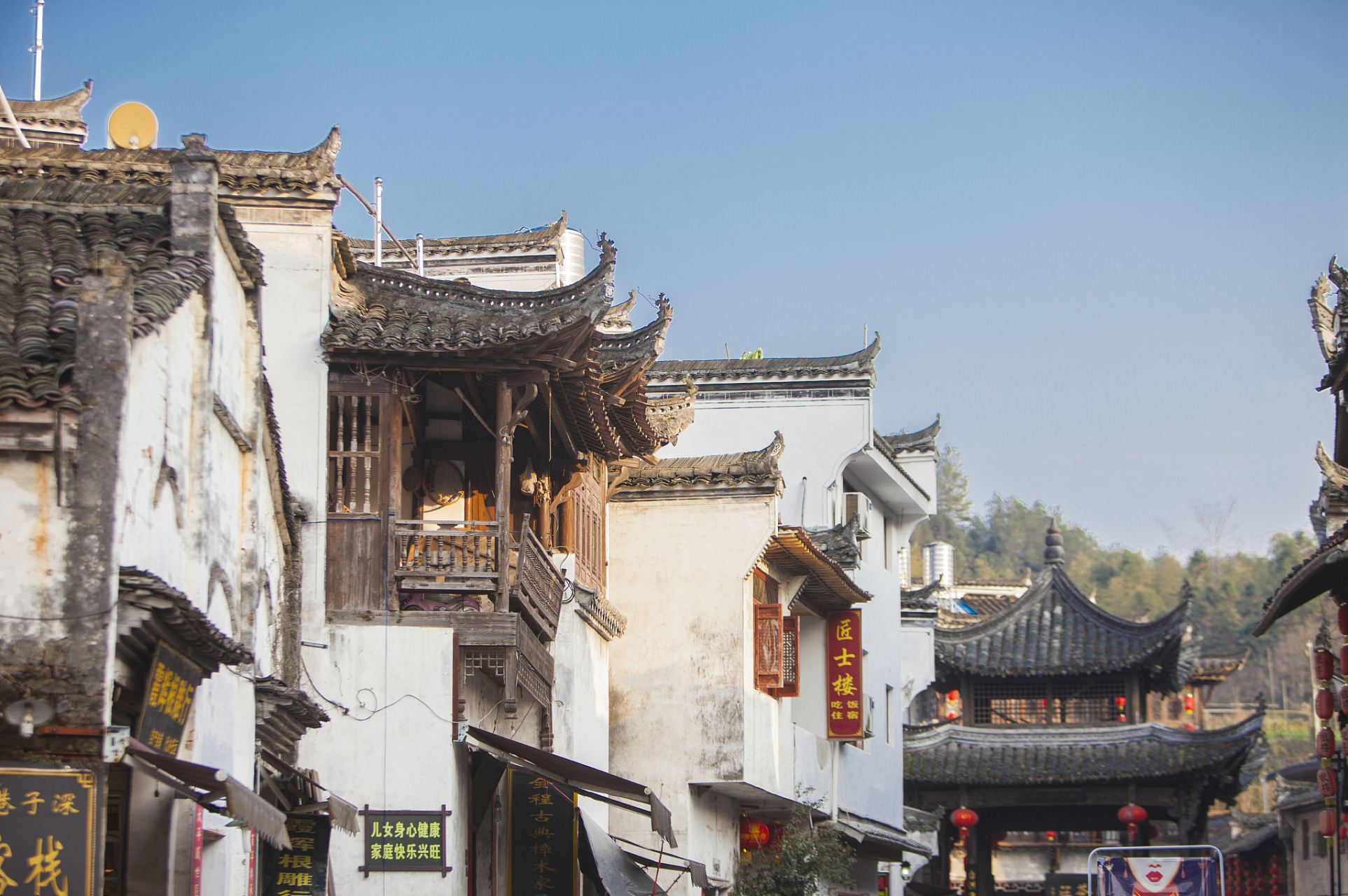 徽州古城内最有名的古街巷斗山街,因依靠斗山得名,建于明清时期,街长