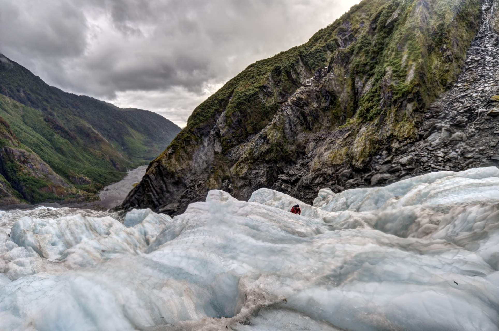 9015 壮丽的冰川景观:海螺沟冰川位于四川省甘孜藏族自治州,是