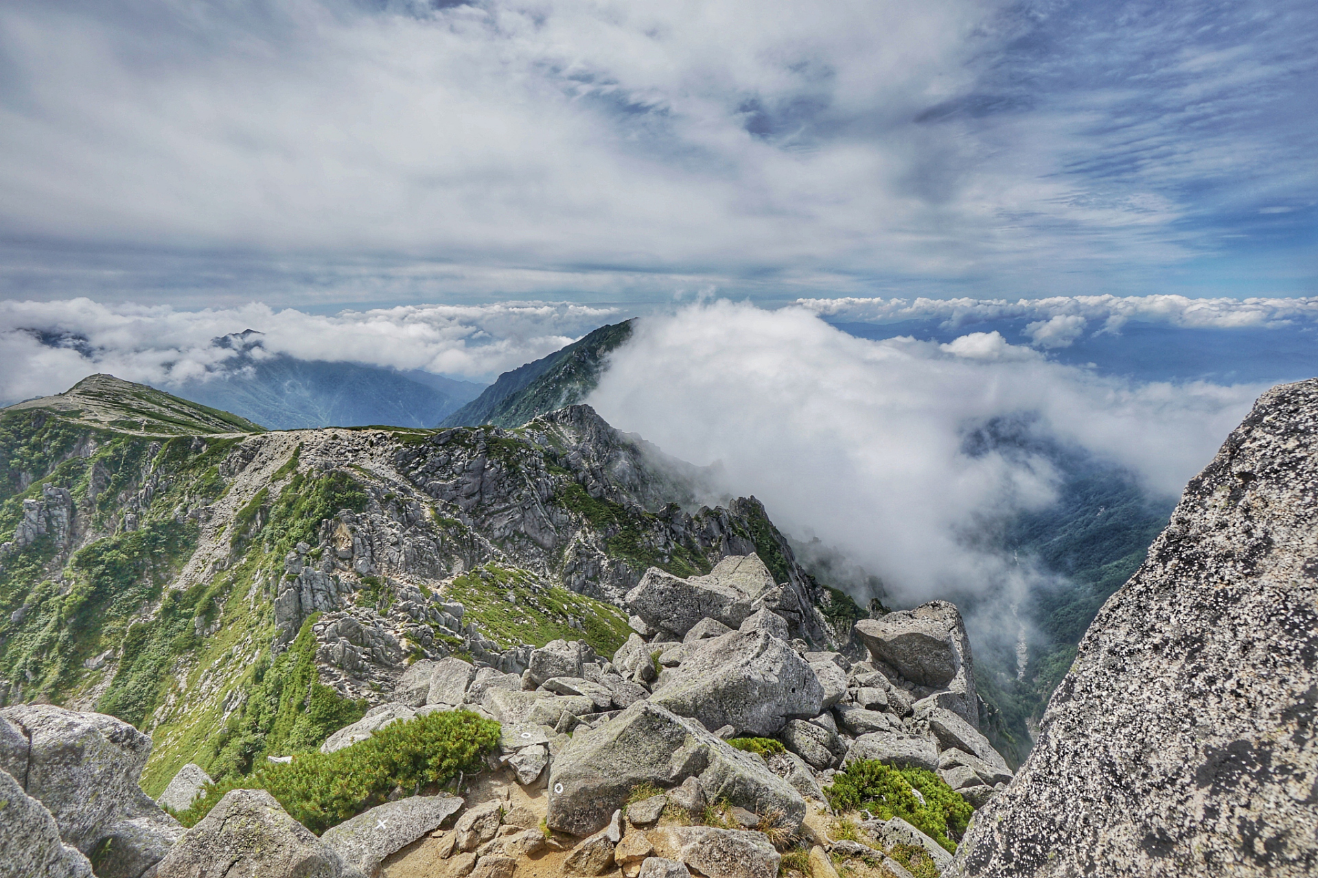太白山位于中国陕西省境内,是秦岭山脉的一部分,也是陕西省最高峰
