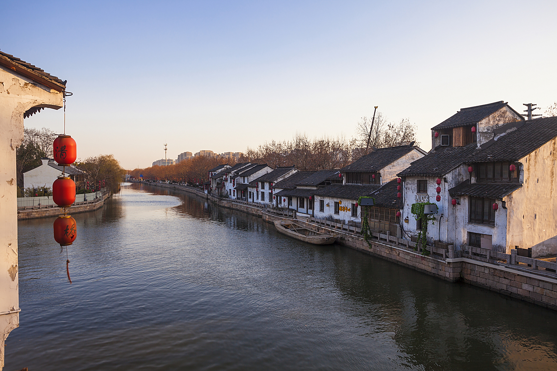可游古运河,金山寺,宝堰灵山等历史文化景点,品尝楚风镇江汾等美食