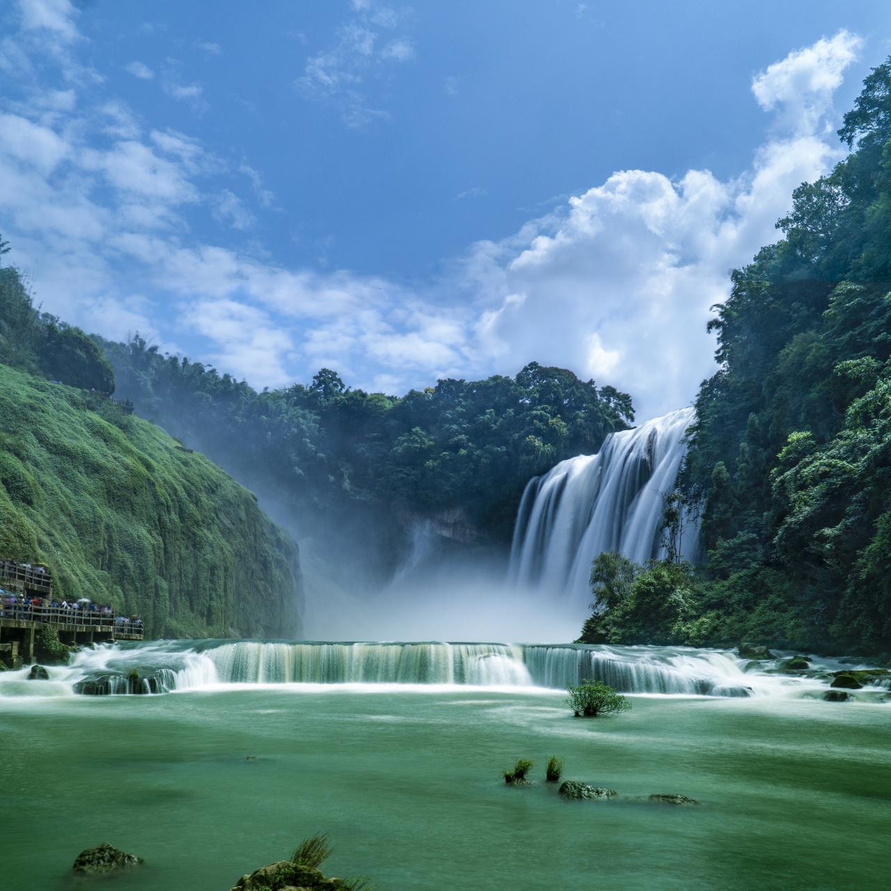 古称白水河瀑布,亦名"黄葛墅"瀑布或"黄桷树"瀑布,因本地广泛分布着"