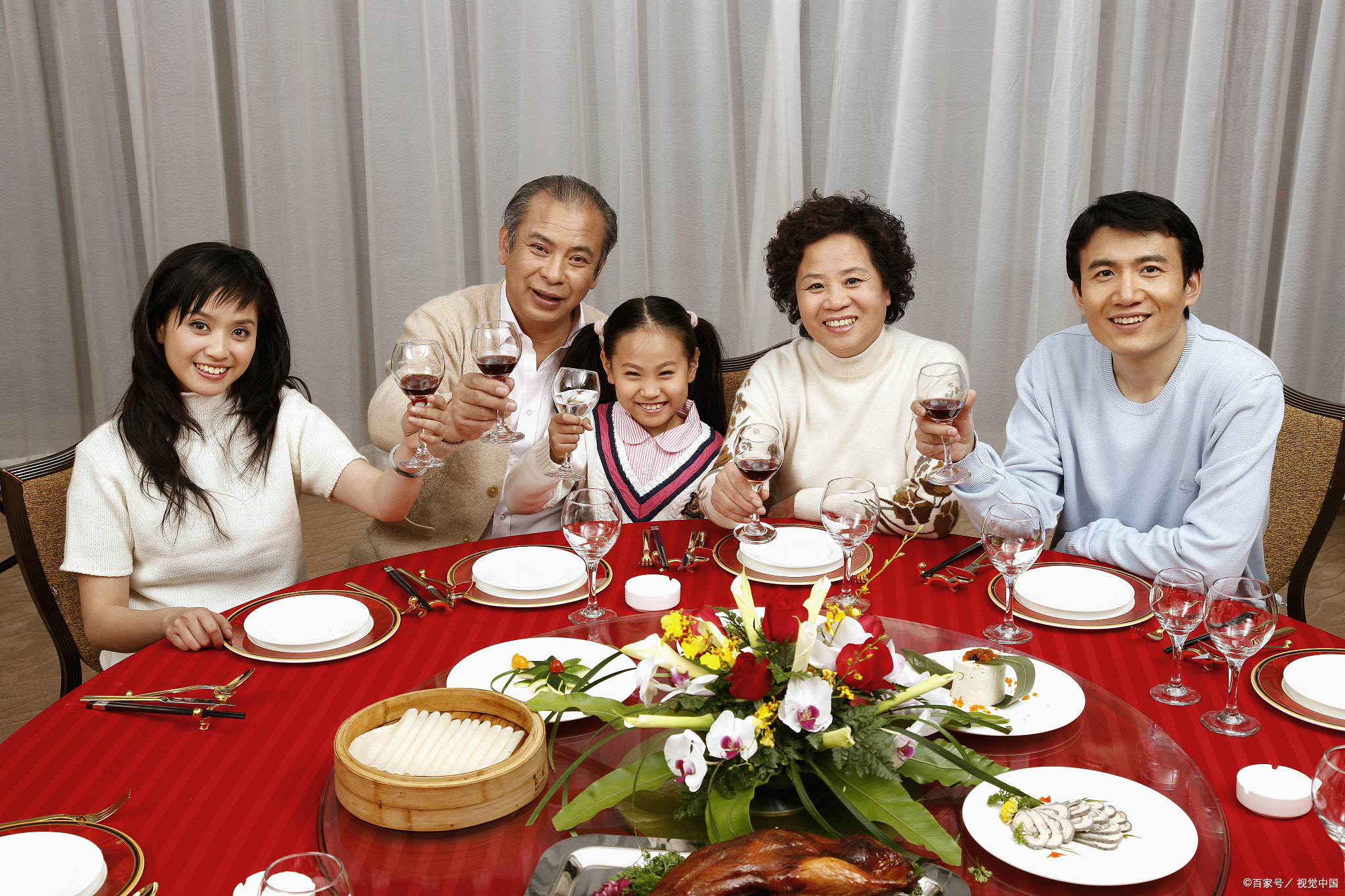 第一次见孩子,也并没有给孩子包红包或者买礼物,一切顺家庭聚会吃饭