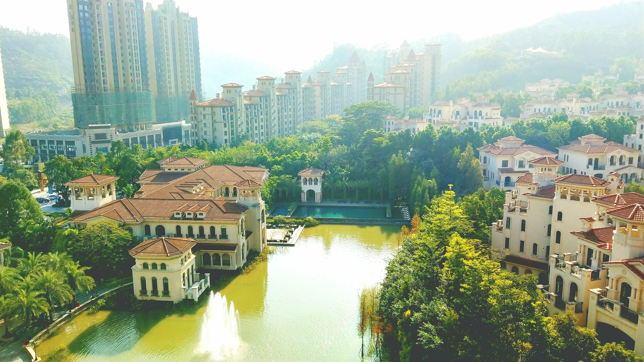 观澜湖:湖光山色,寺庙钟声,探寻自然之美