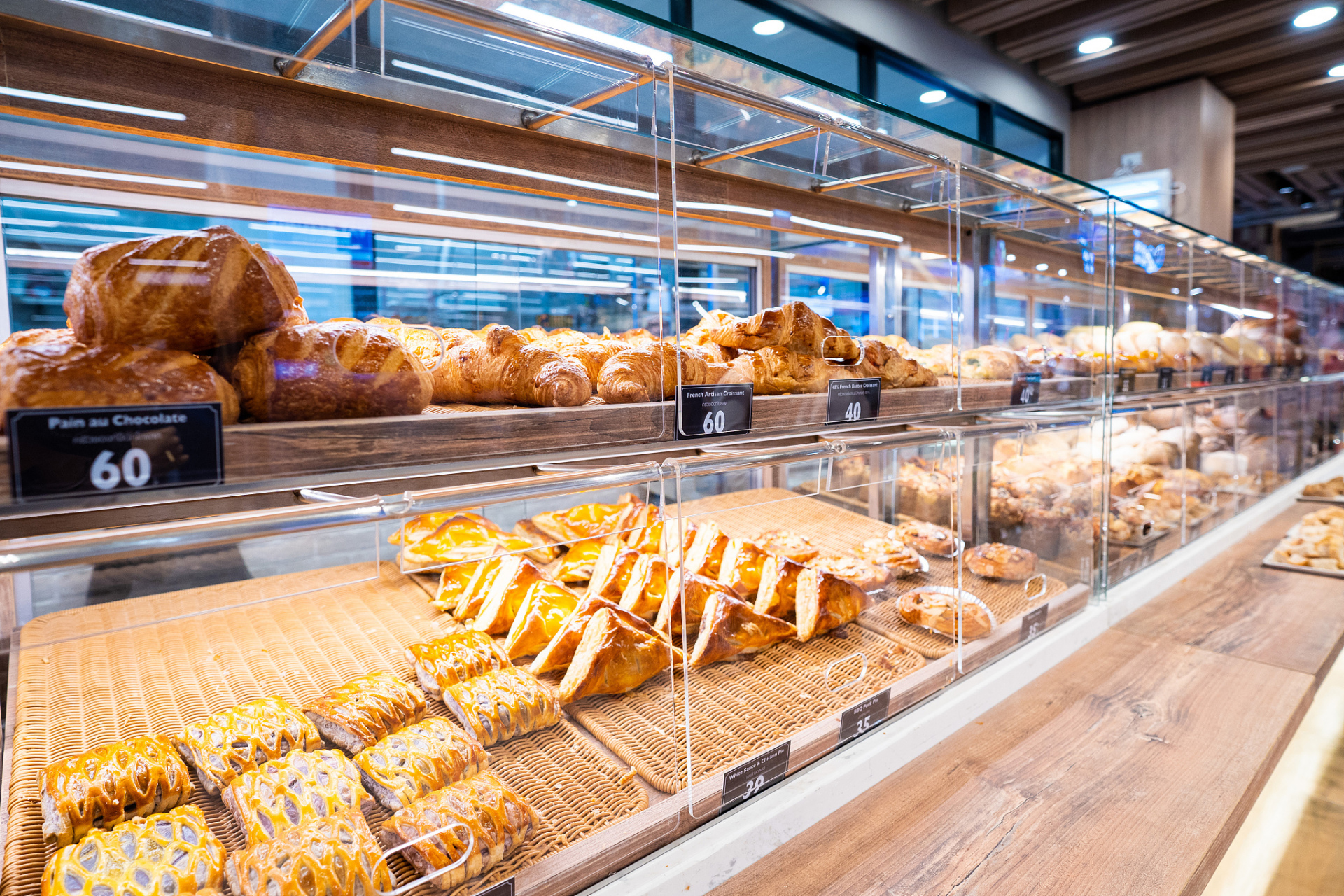 12月8日,一起令人痛心的悲剧在广东东莞市企石镇大麦超市内发生,一名