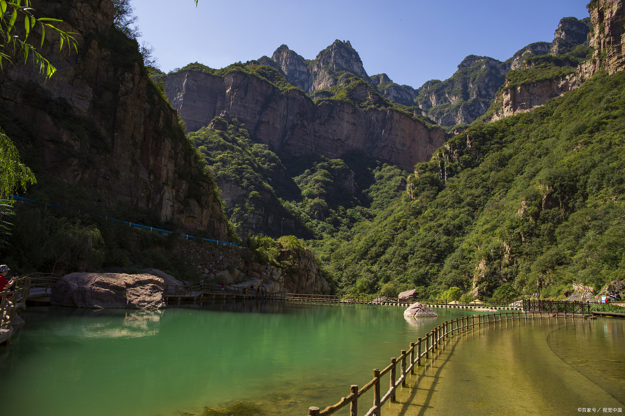 宝泉景区位于河南省新乡市,是一个集壮美山川,秀美溪流,古老村落,丰富