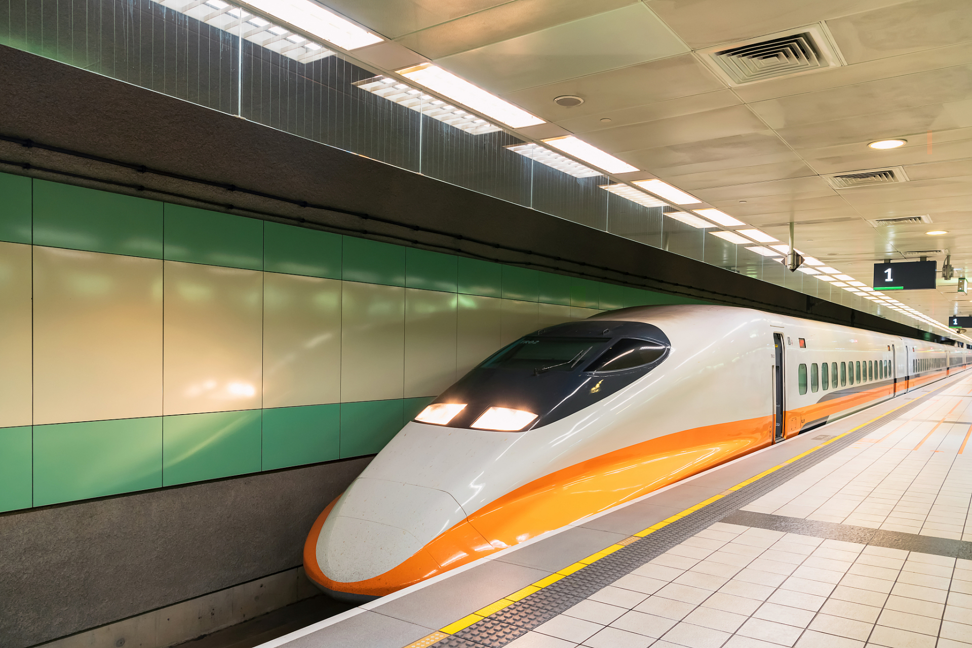 未满14岁儿童原则上需成人陪同乘车.