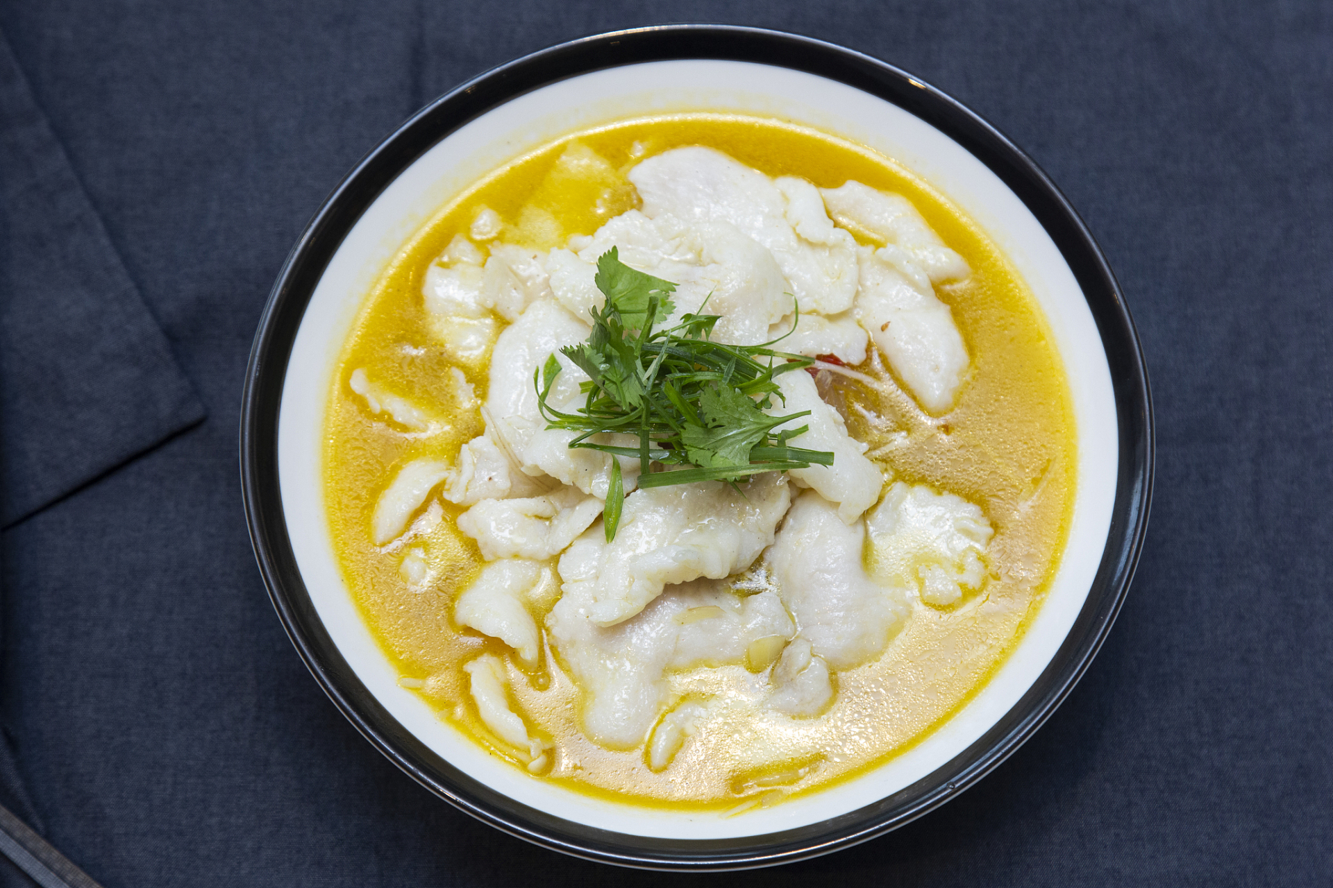 制作需准备新鲜活鱼,生姜,葱等食材,将鱼切片,烧开后放入姜葱煮出香味