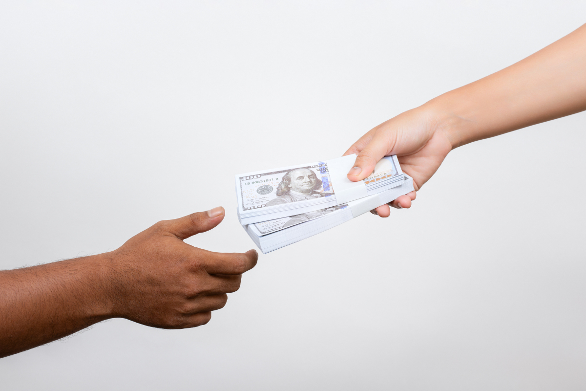 选择工作时,应全面考虑工资,待遇,工作内容,发展前景