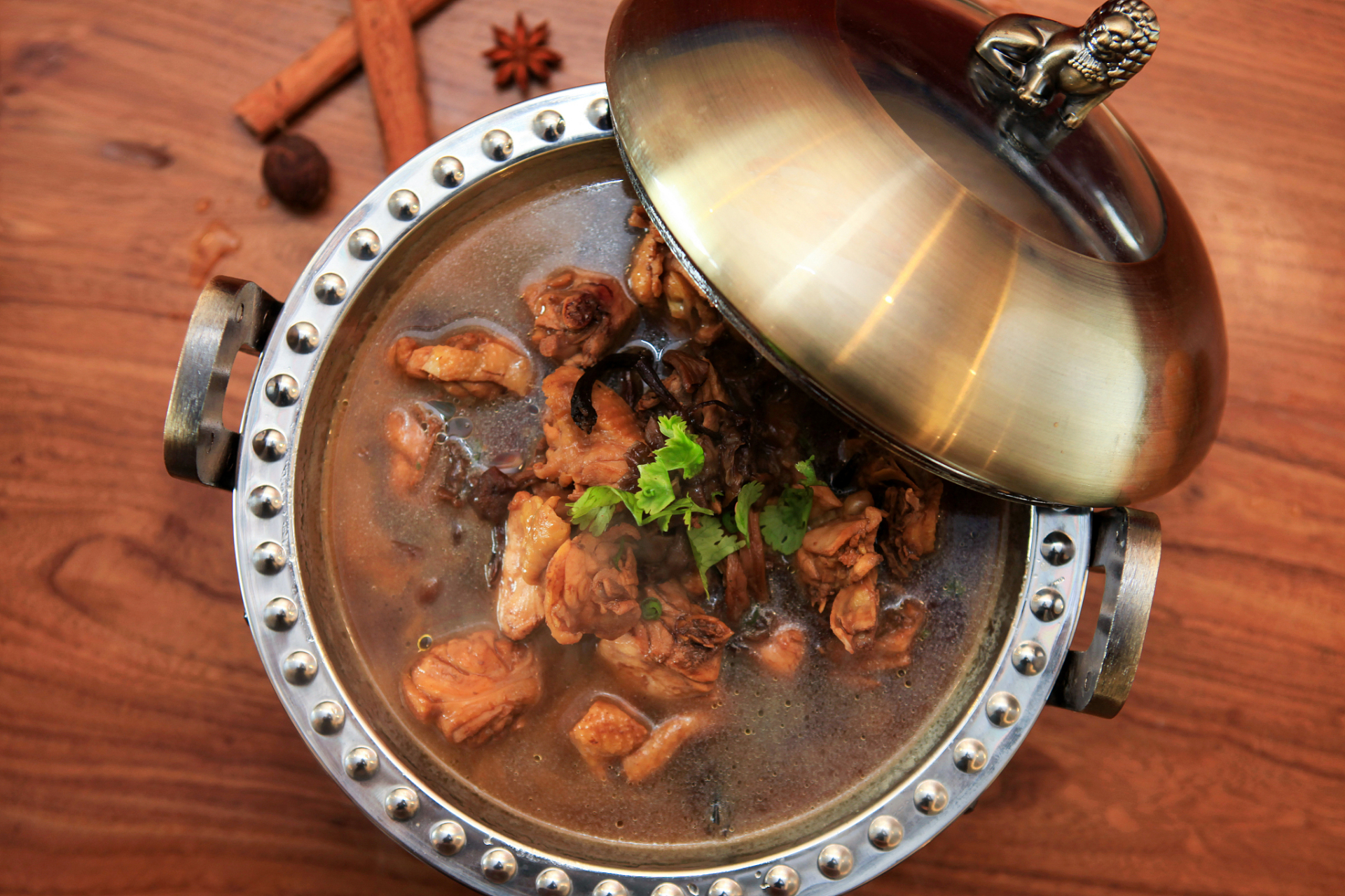 准备兔肉,香料和调料,焯水后爆炒,再慢炖1-2小时至酥软,最后收汁即可.