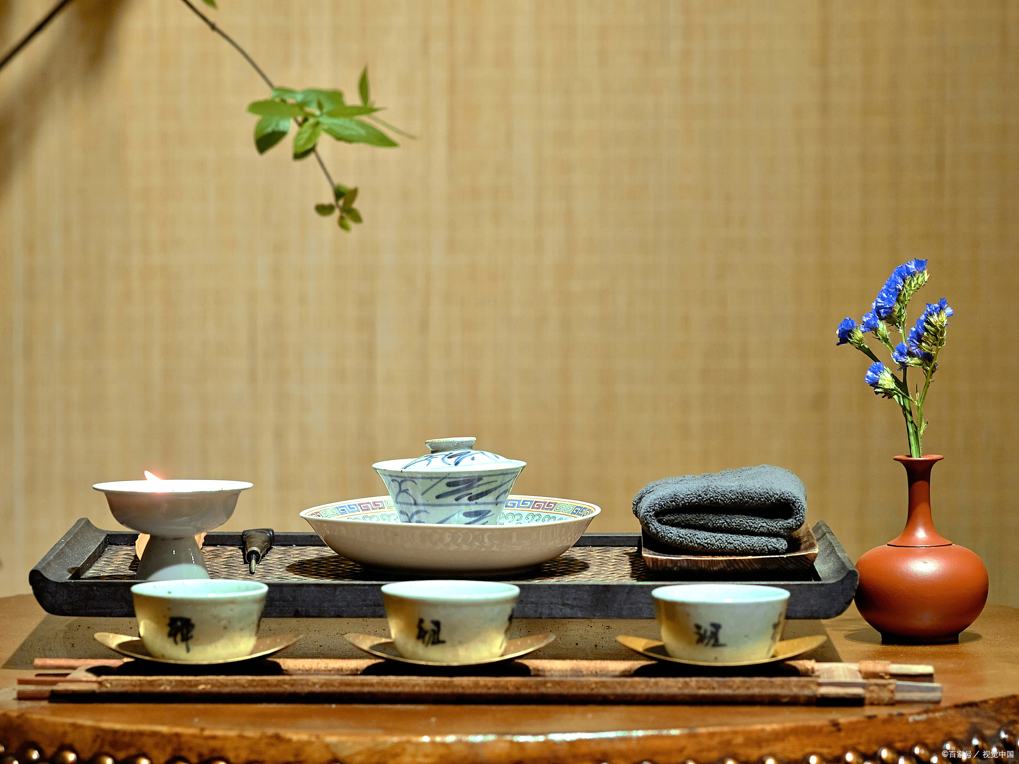 茶具的摆放应遵循"平衡,和谐,有序"的原则,确保茶壶,茶杯,公道杯等