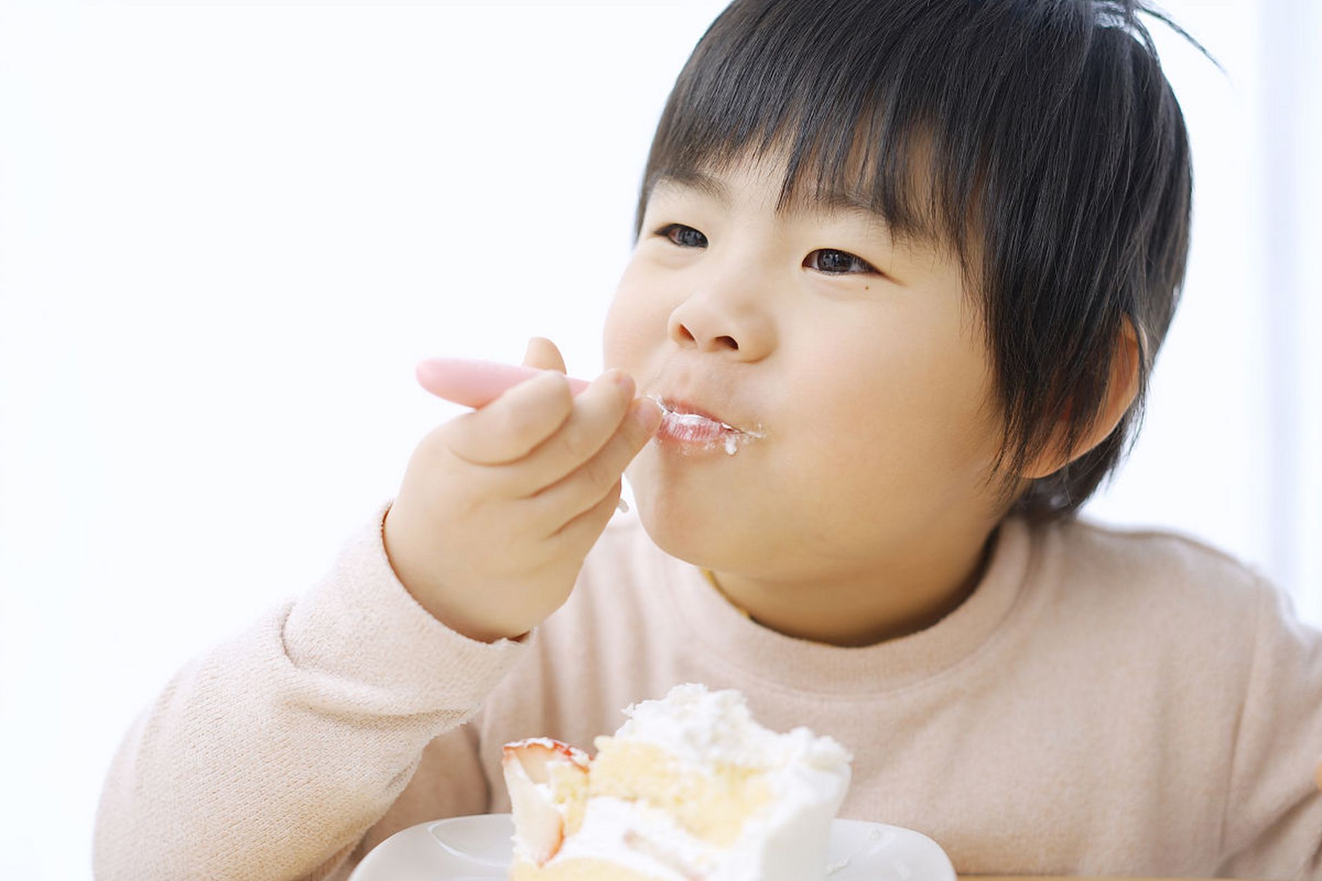 孩子吃手指,要不要制止? 研究发现,胎儿在母体内时就开始吃手指.