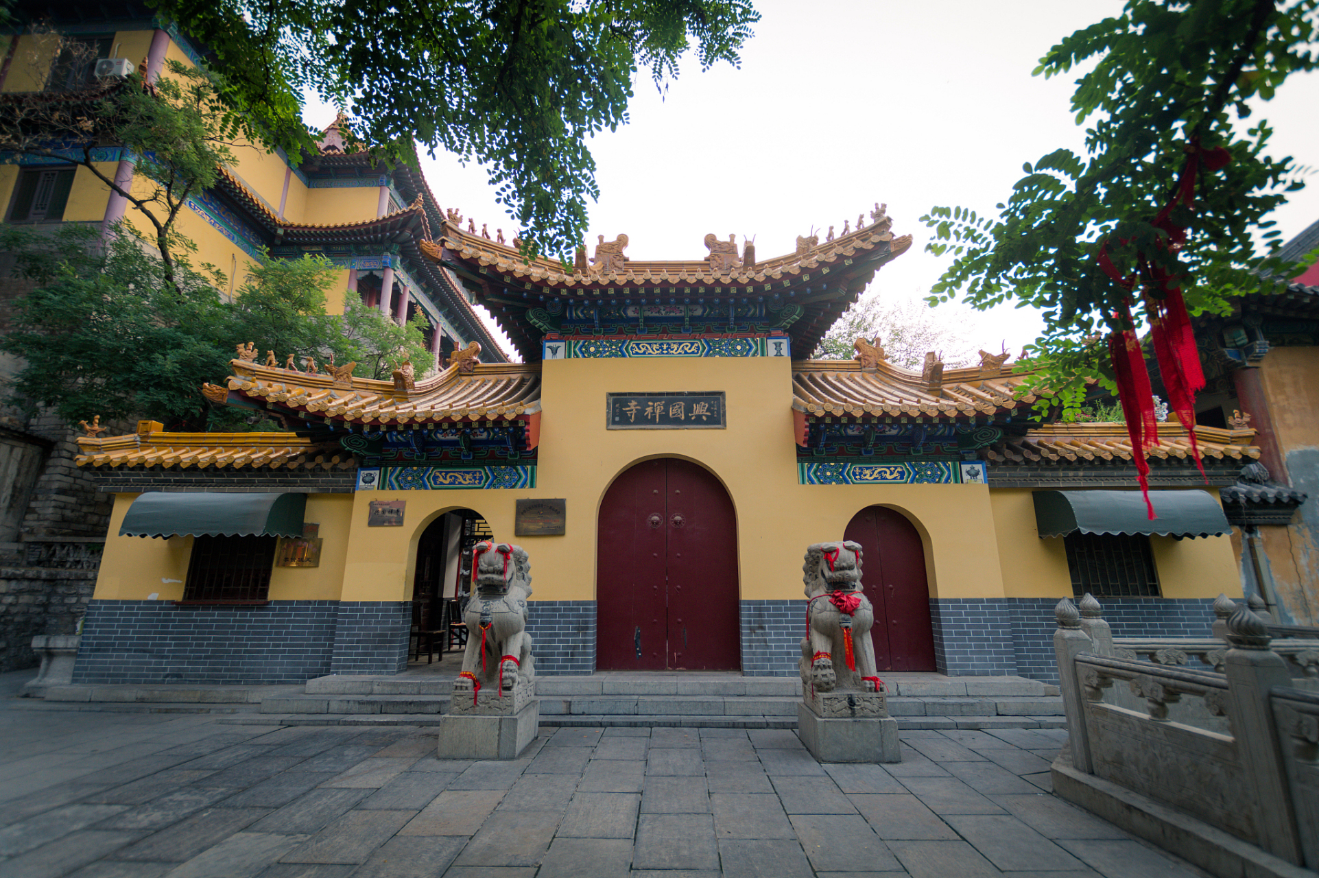 青岩寺歪脖老母寺庙建于明朝,至今已有500多年的历史,在这座寺庙中,有