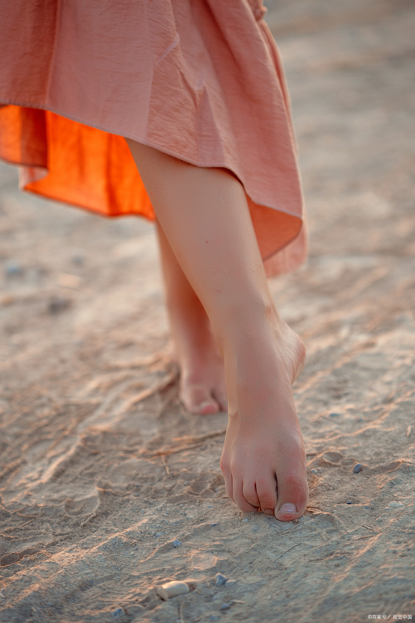 赤脚走在热地上去寒吗