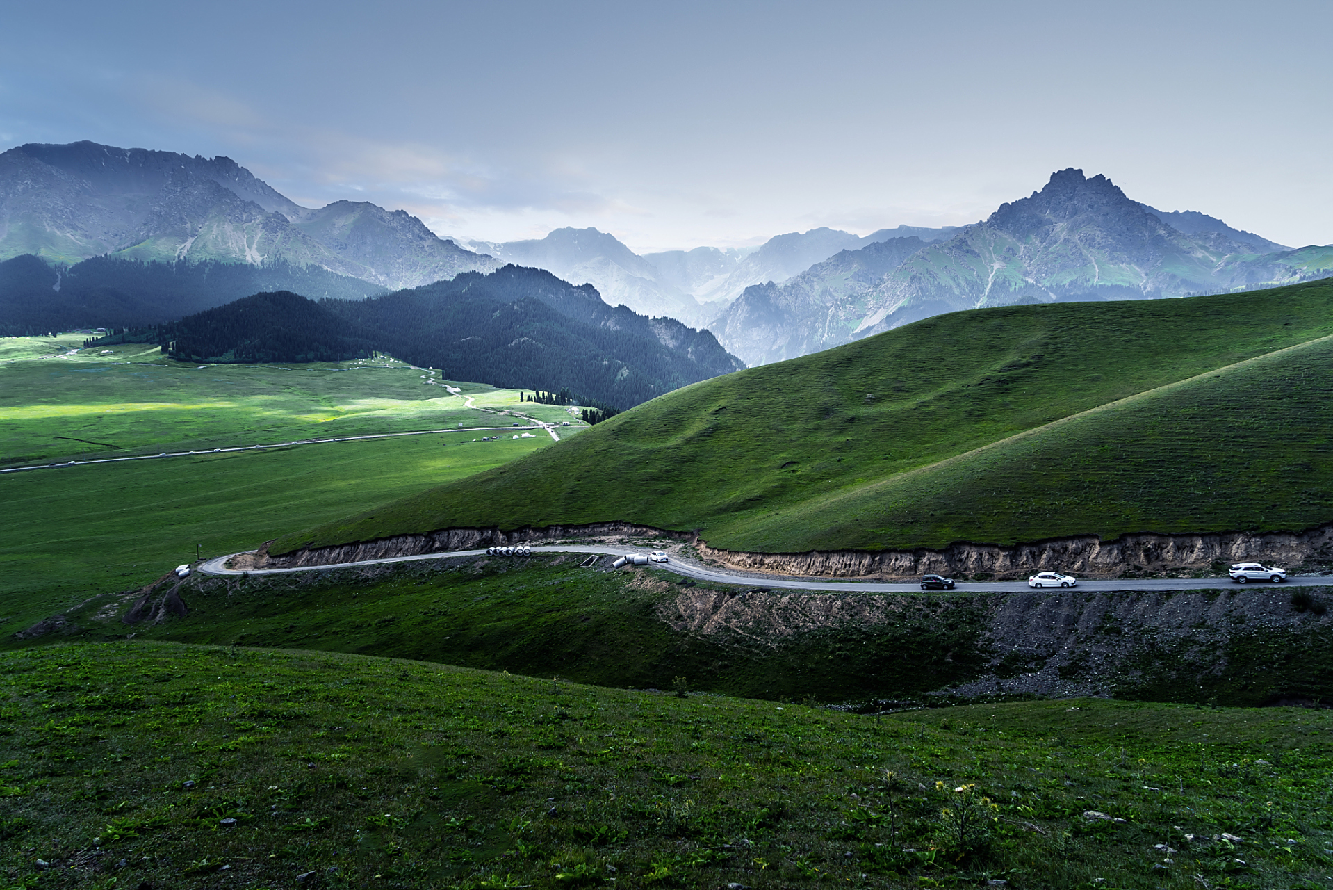 奇遇那拉提#那拉提盘龙古道位于中国新疆维吾尔自治区喀什地区,是一