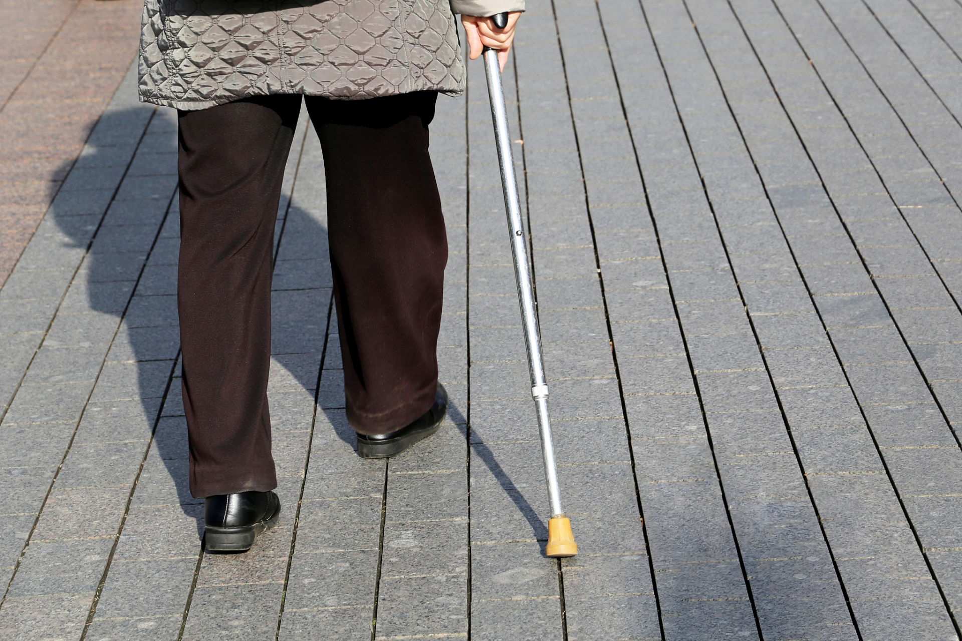 偏瘫患者走路一瘸一拐的原因可 能是患侧肌力不足,平衡功能障碍或患
