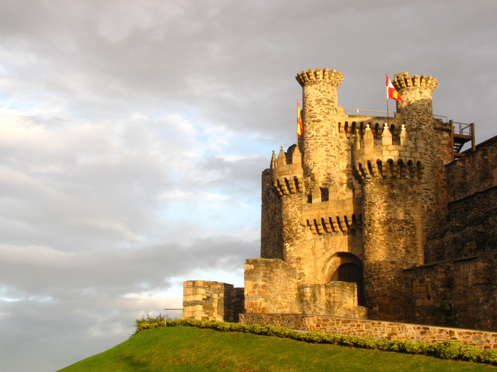 它是北爱尔兰最大的中世纪城堡废墟之一,引人注目