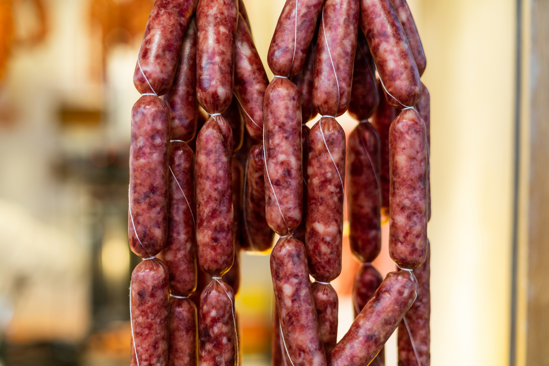 今天壮乡美食课堂教你制作正宗川式腊肠.一起来学习制作吧!