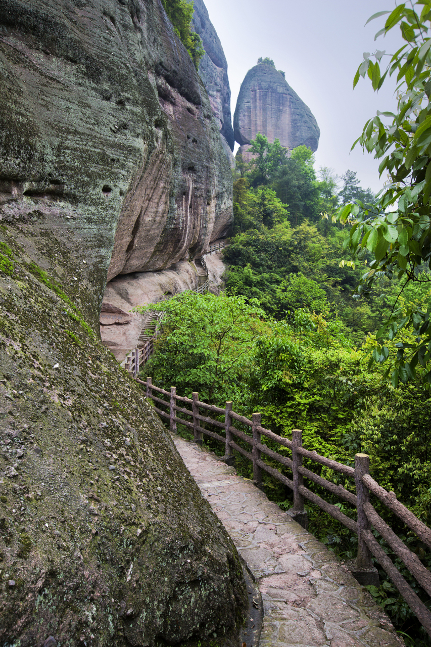 龙虎山是中国的一个著名旅游景点,以下是一日游的线路攻略: 上午: 1.