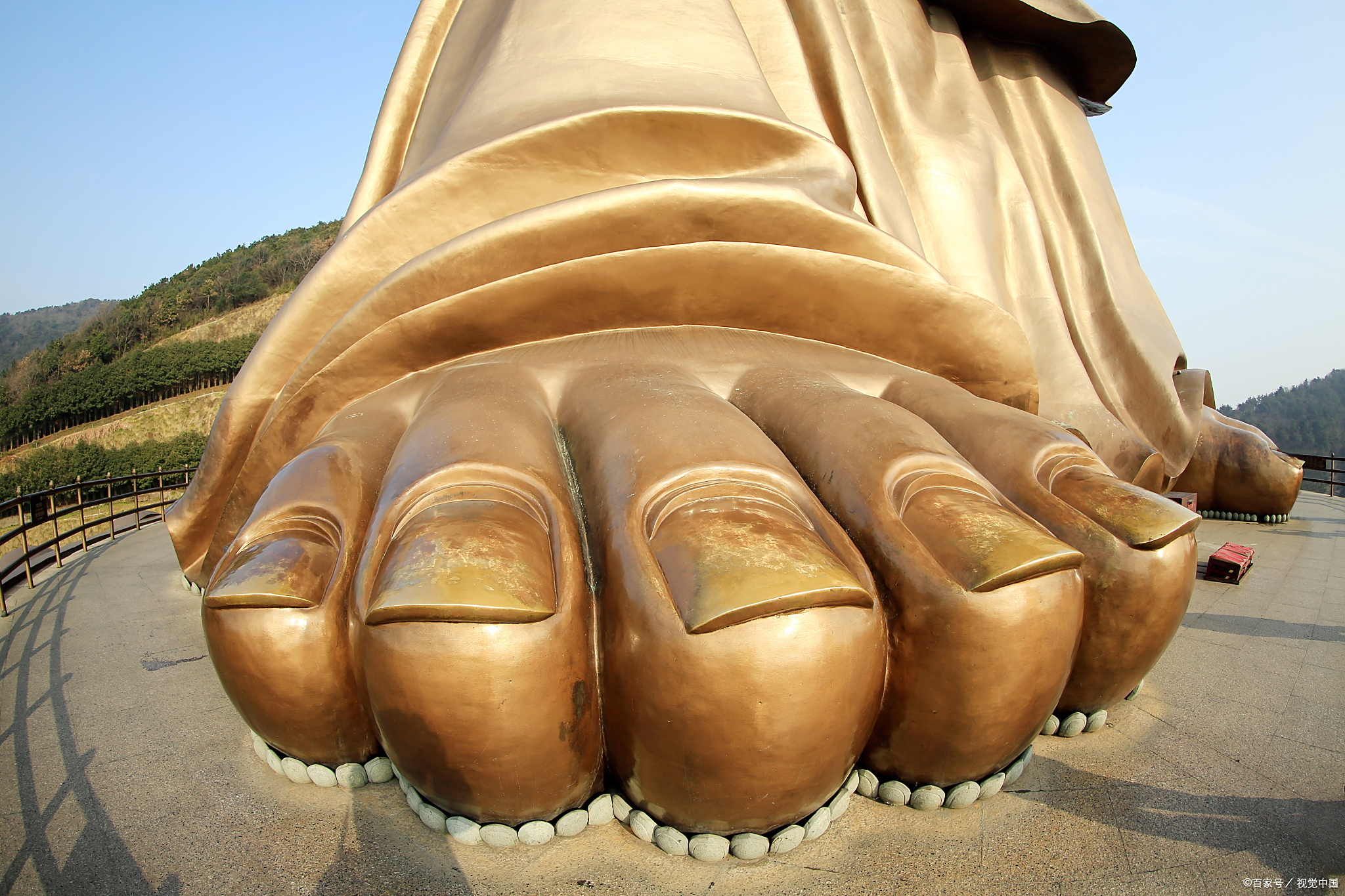 占地面积约30公顷,包括小灵山,祥符禅寺,灵山大佛,天下第一掌,百子戏