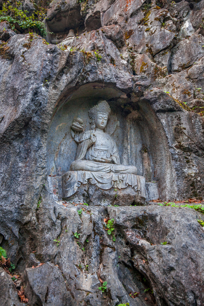 灵隐寺位于大虹螺山上,是一座历史悠久的佛教建筑.