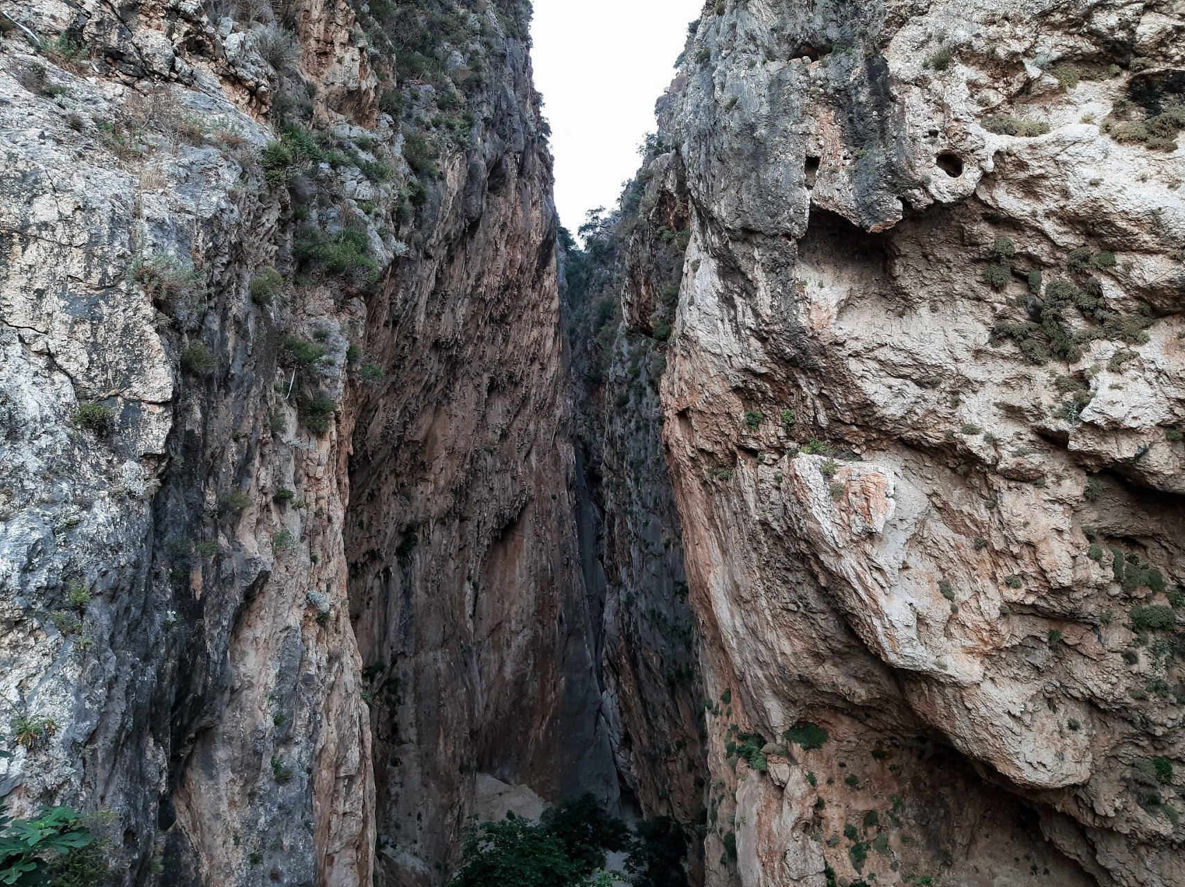 天脊山风景区位于中国山西省长治市境内,是一座以奇峰,怪石,飞泉