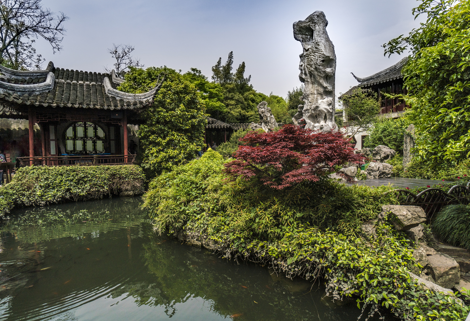 一踏进留园,你仿佛置身于江南水墨画中,小桥流水,曲径通幽,仿佛一幅幅