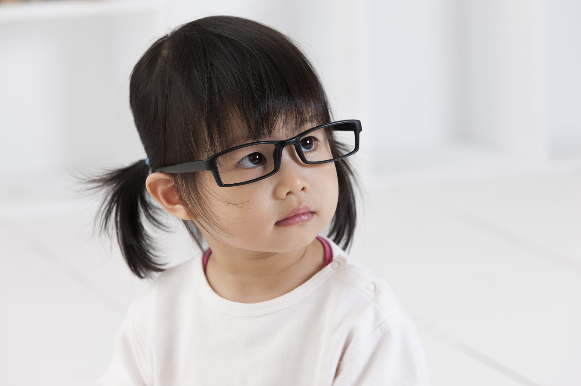 小小个就开始近视戴上了眼镜的小孩并不少见,同时加上现在生活好了