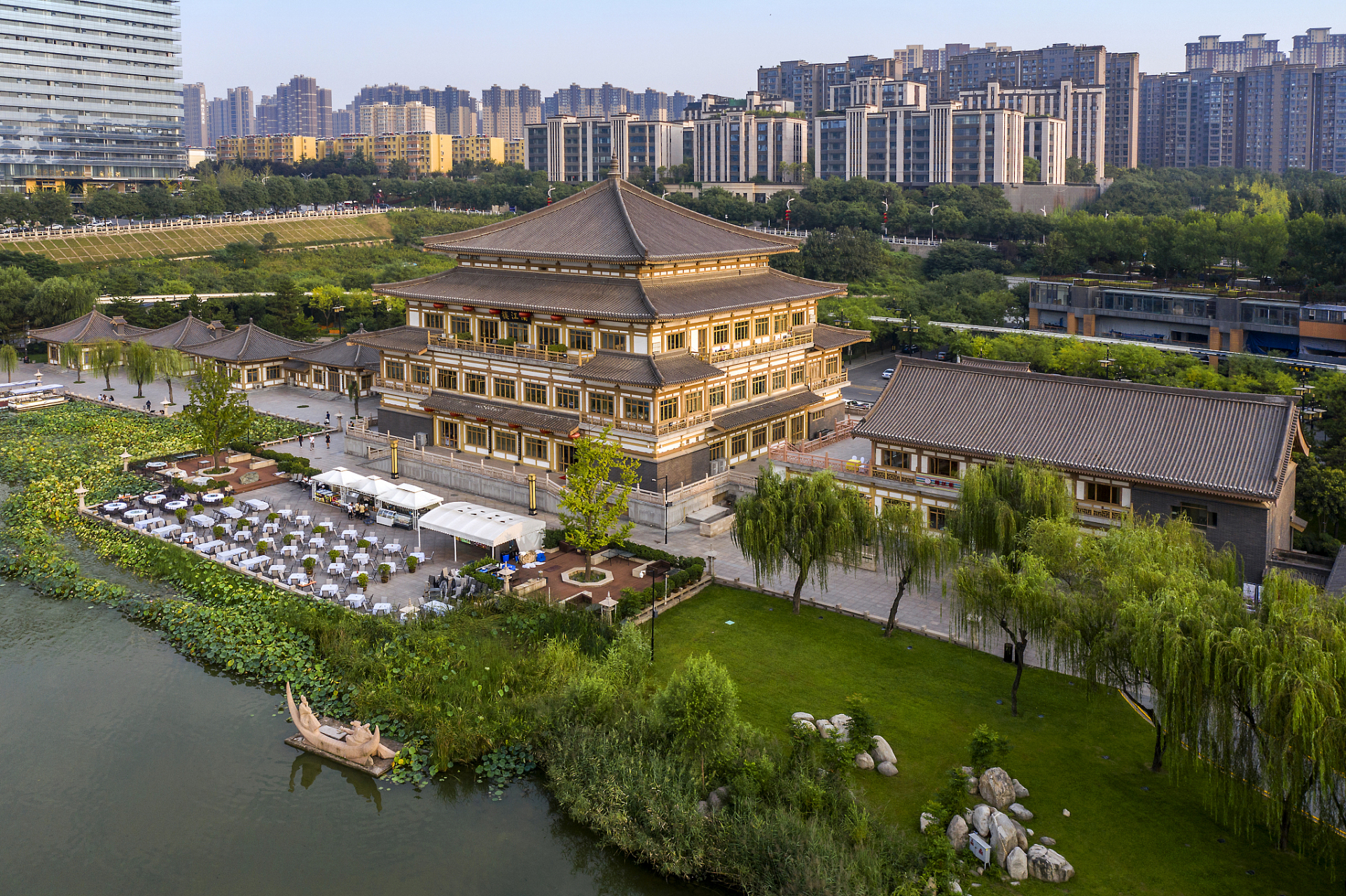 镜头里的春天# 西安曲江池,位于陕西省西安市南郊,是中国古代皇家