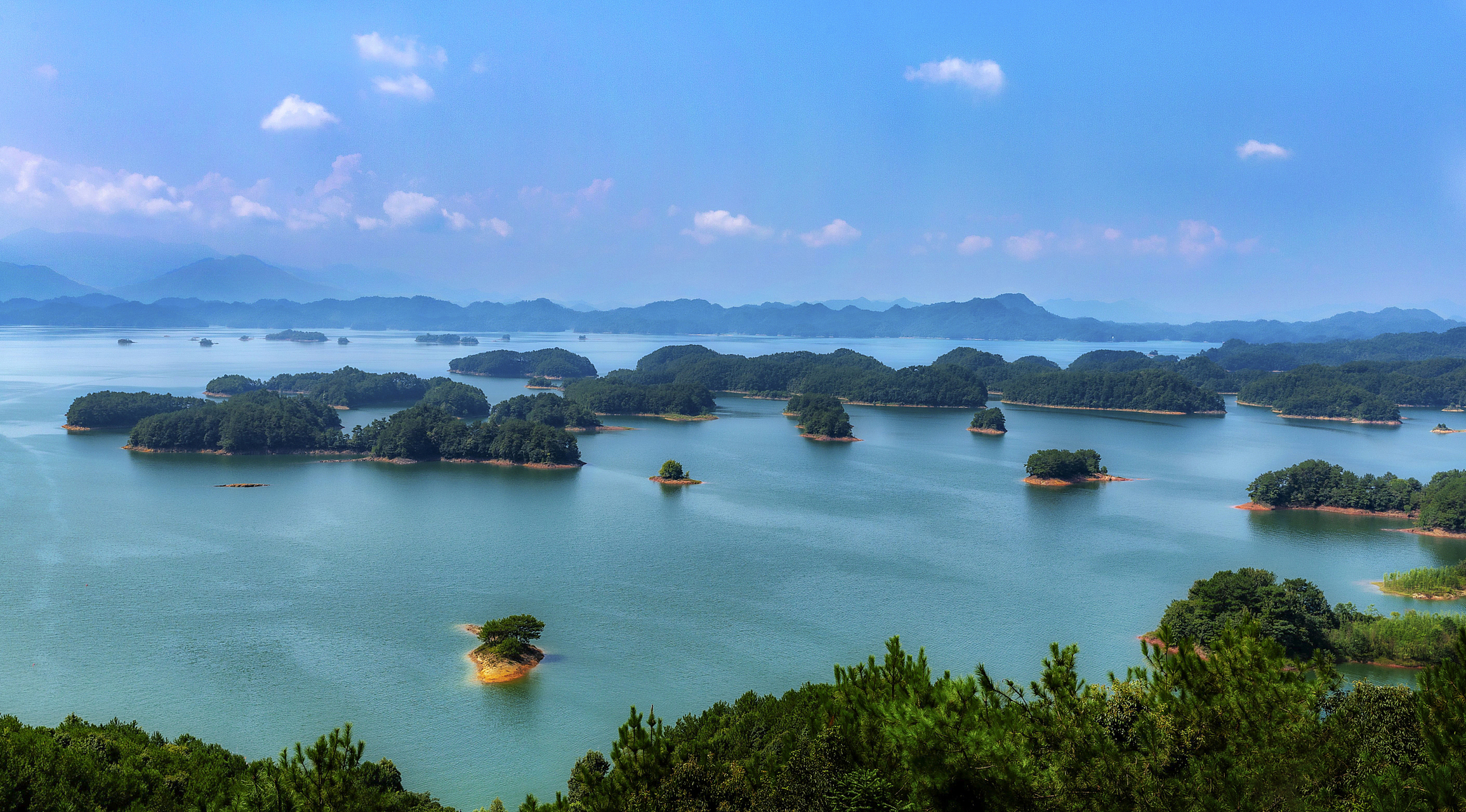 位于浙江省杭州市淳安县,千岛湖以碧水,翠岛,奇山,秀水闻名.
