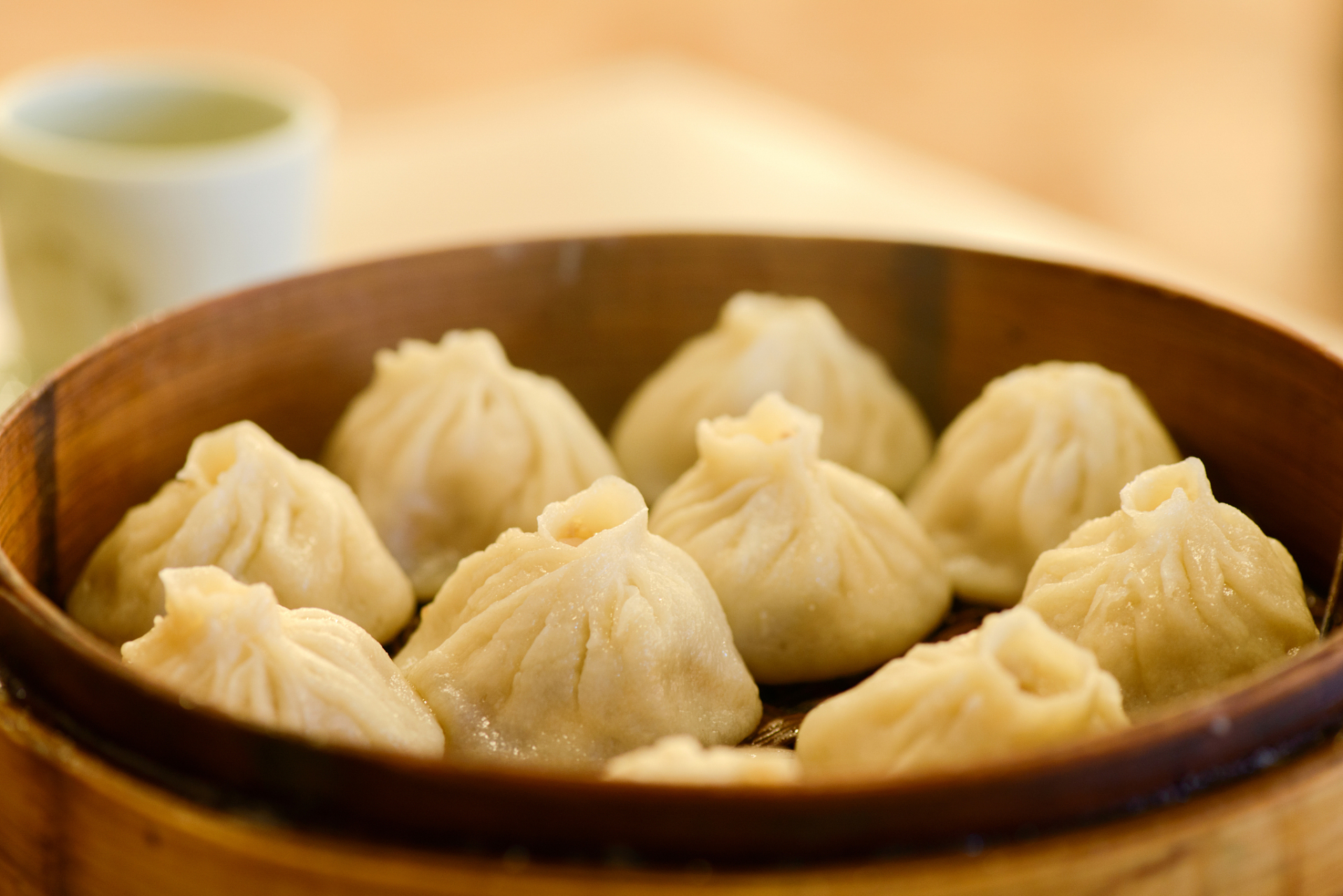 灌汤包是一种中国传统的面食小吃,通常以猪肉皮,肉馅和蔬菜为原料制作