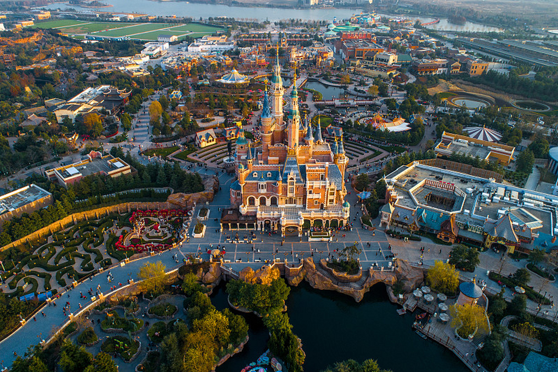 从天空俯瞰上海迪士尼乐园,是一种别开生面的体验.