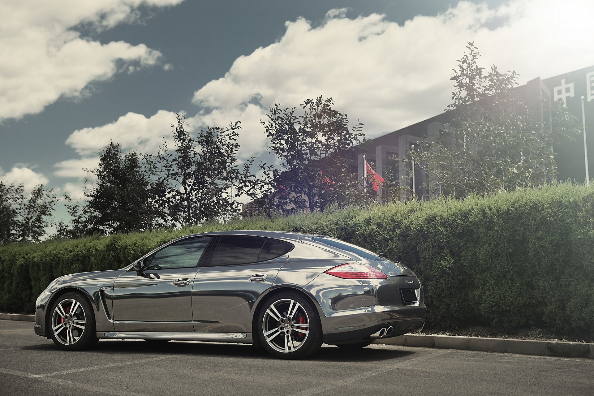 保时捷帕美是一款高性能豪华轿车,以其卓越的动力和操控性能而著名.