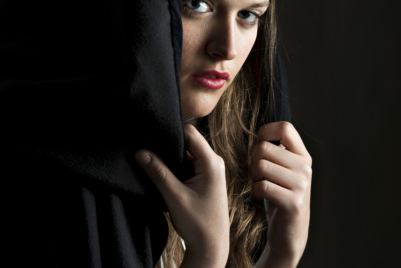 也带来转折,故事启示爱情需勇气和明暗分明的人物照片神秘人照片神秘