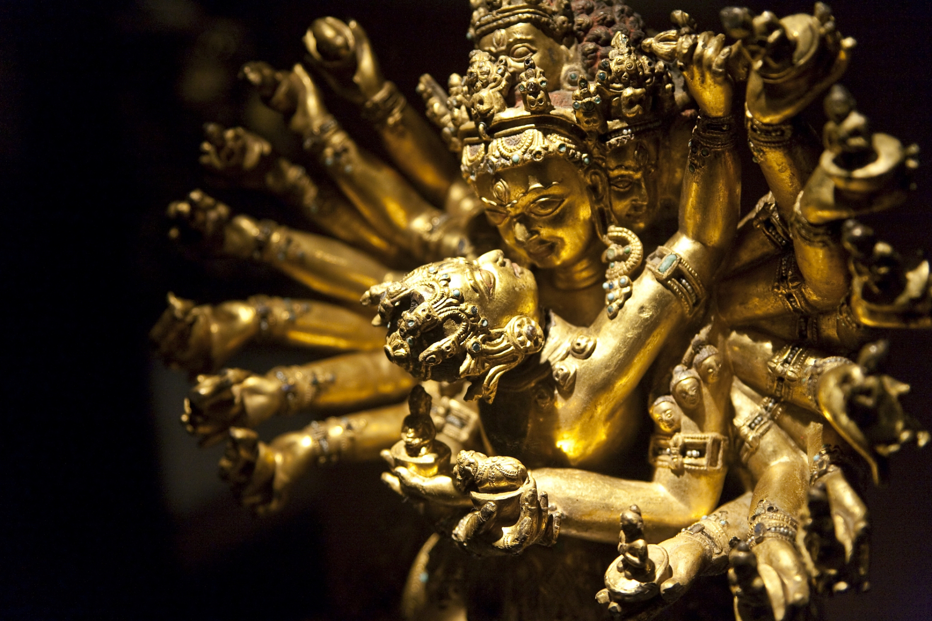 走进然姑寺的殿堂,只见殿中竟供奉了108尊双修佛塑像,楼上楼下各有10