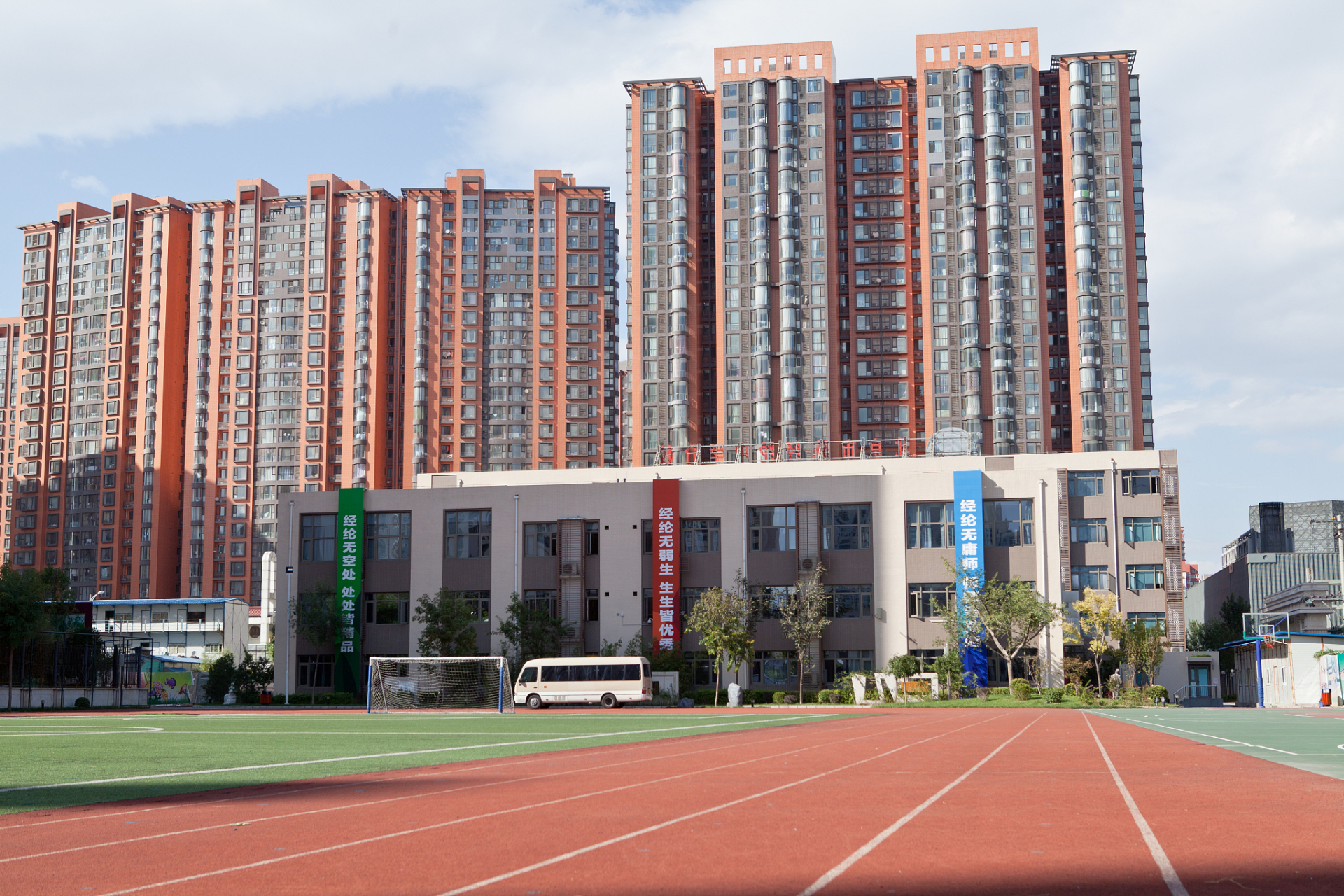 5月23日下午,湖北武汉一位小学生在校内被老师