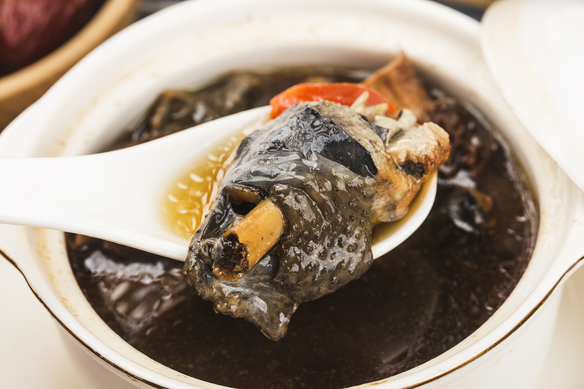 枸杞红枣乌鸡汤是一道非常受欢迎的中式汤品,营养丰富,味道独特.