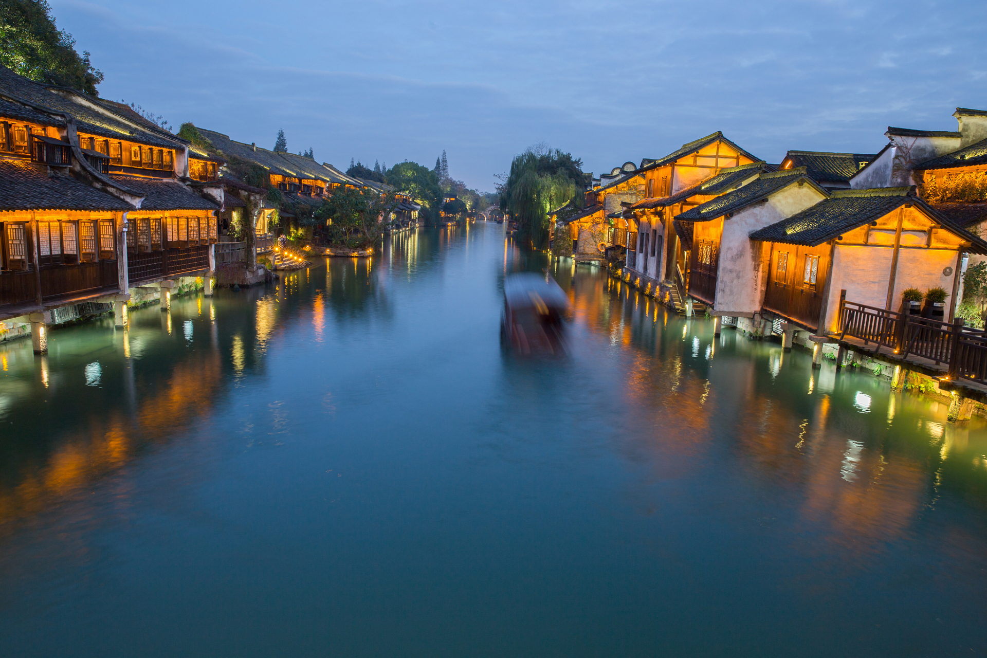 乌镇是浙江省嘉兴市桐乡市的一个小镇.