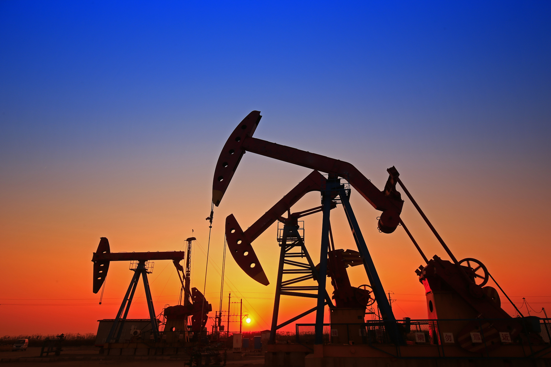 中东地区在石油开采方面积累了丰富的经验,并且采用先进的采油技术.