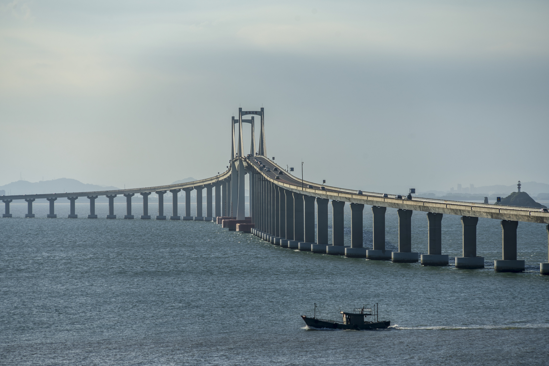 汕头南澳大桥:跨海长虹的浪漫之约  在浩渺的南海之滨,有一座横跨碧波