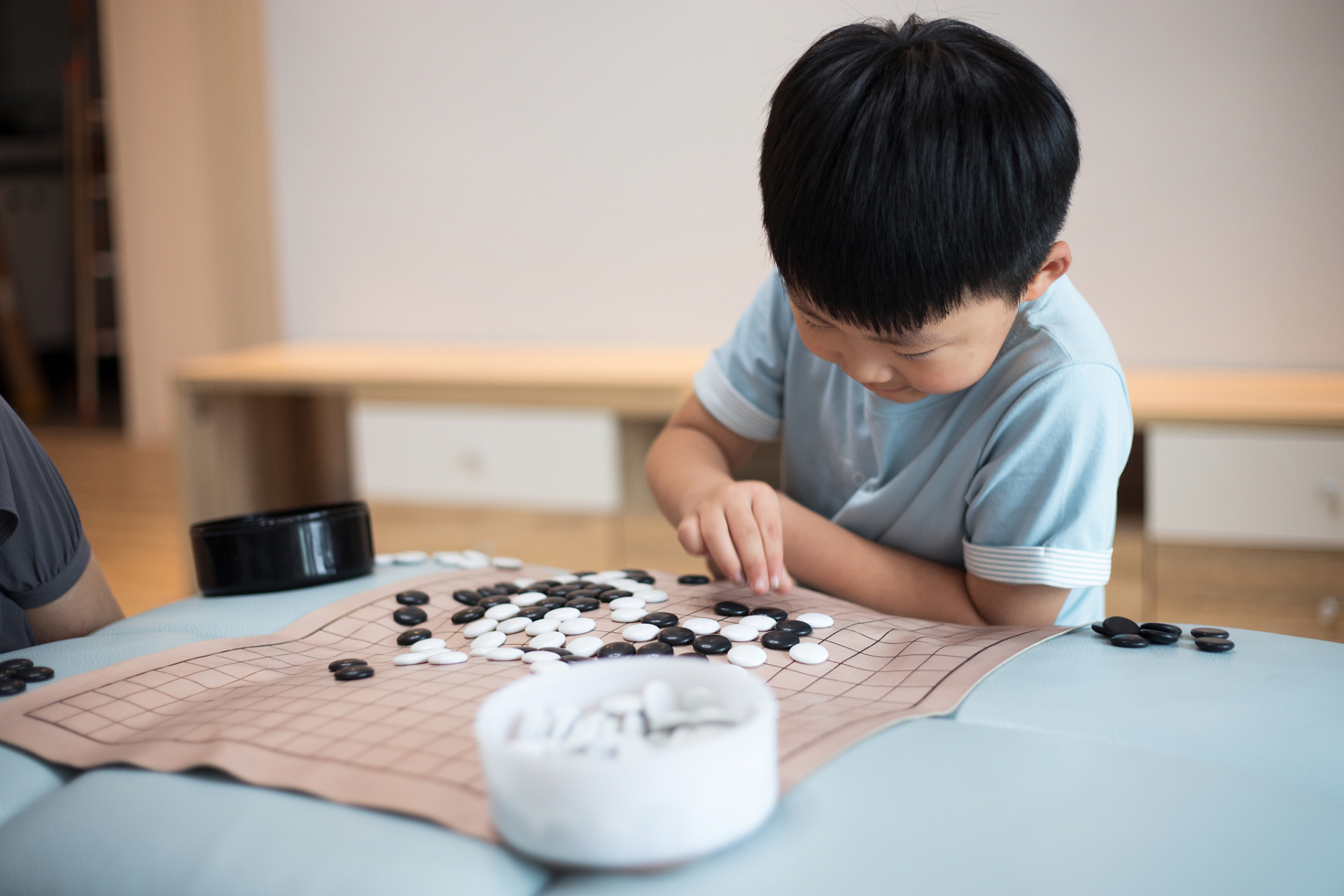 让孩子参加棋艺班有许多好处,以下是其中一些主要的好处 智力发展
