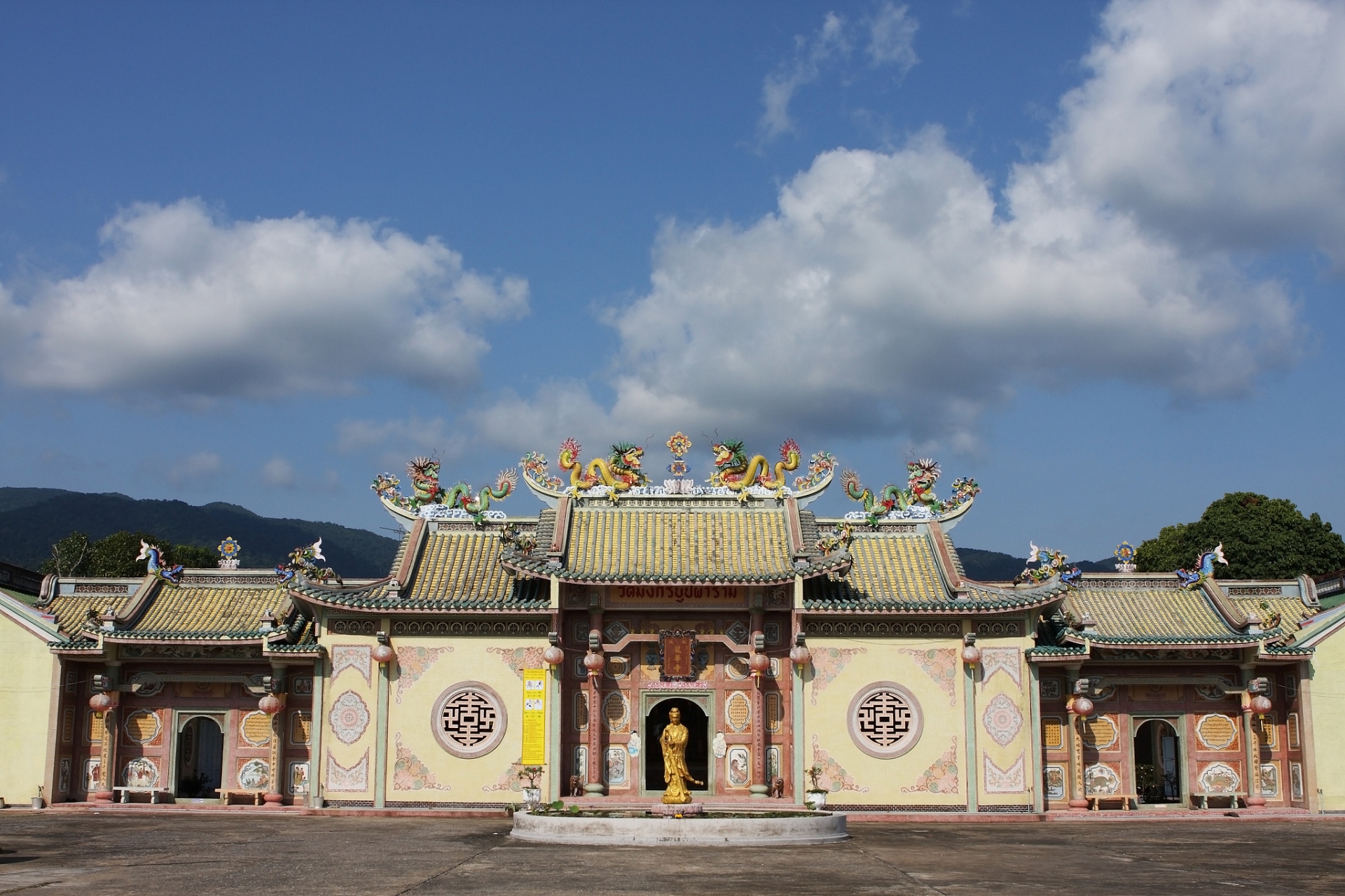 青礁慈济宫,又称慈济东宫,坐落于福建省厦门市海沧区青礁村崎山窒下